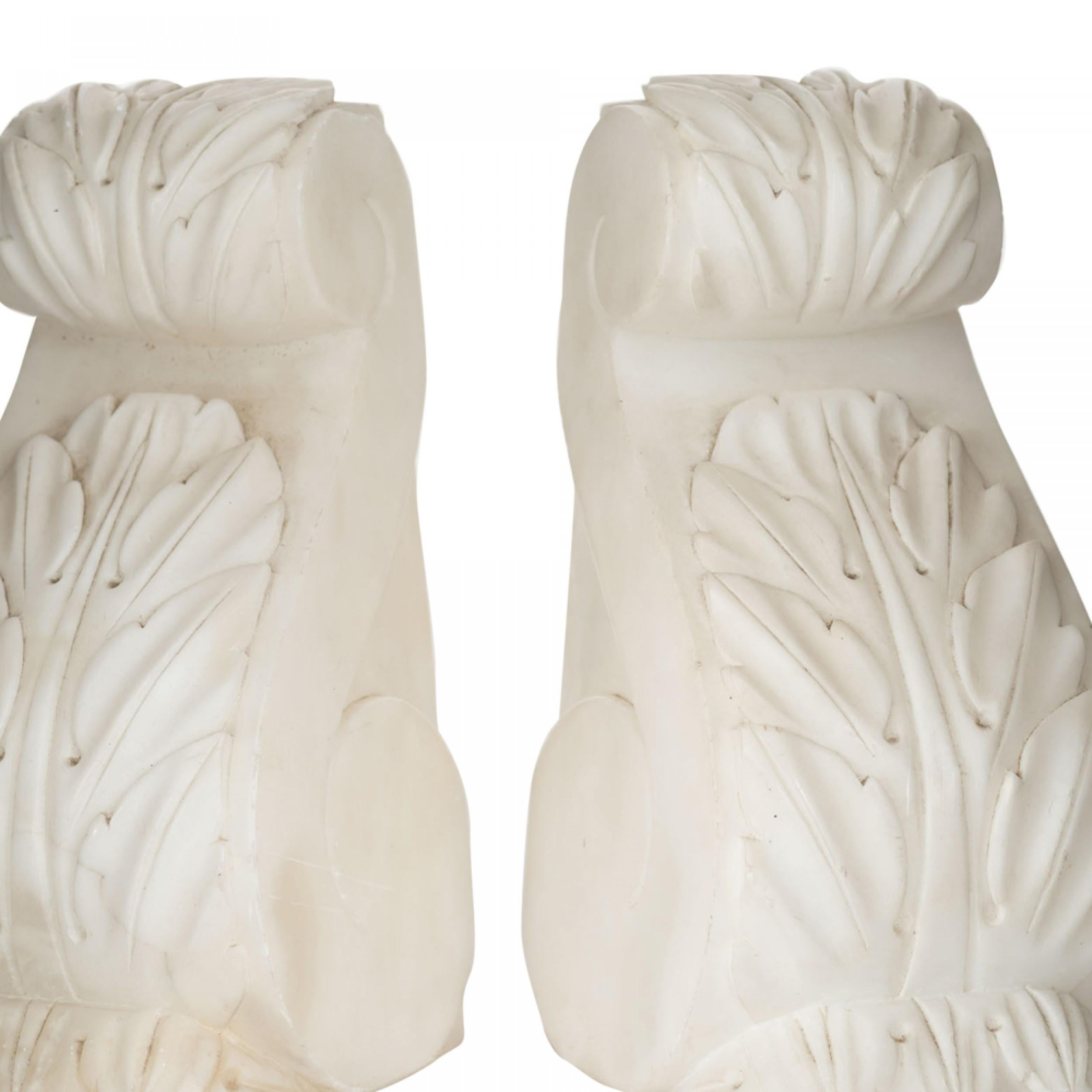 Neoclassico Coppia di reggilibri a volute in alabastro bianco in vendita