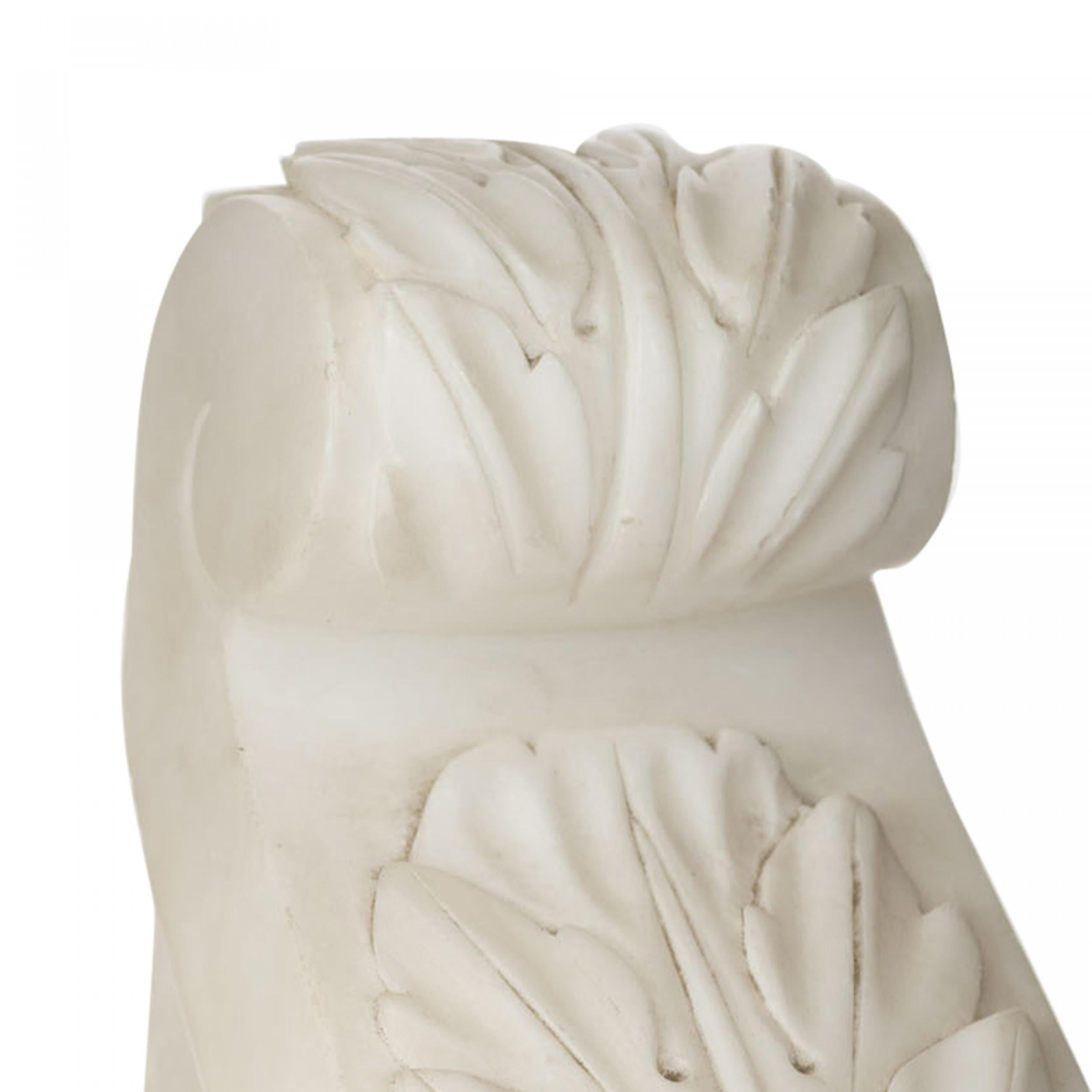 Italiano Coppia di reggilibri a volute in alabastro bianco in vendita