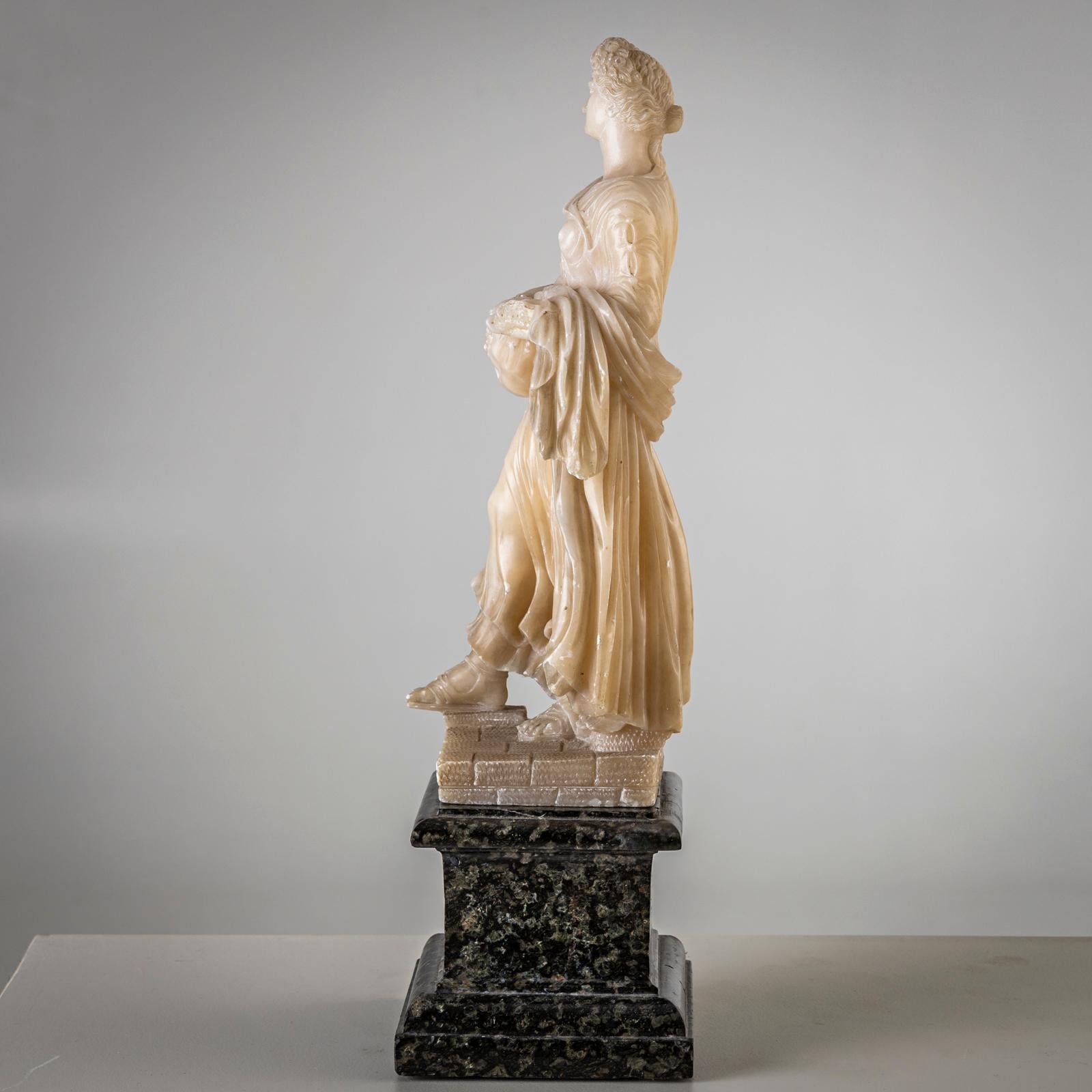 Coppia di sculture in alabastro bianco, seconda metà del XIX secolo in vendita 11