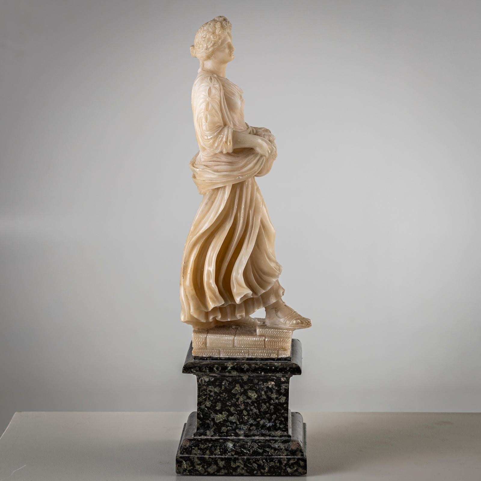Coppia di sculture in alabastro bianco, seconda metà del XIX secolo in vendita 13