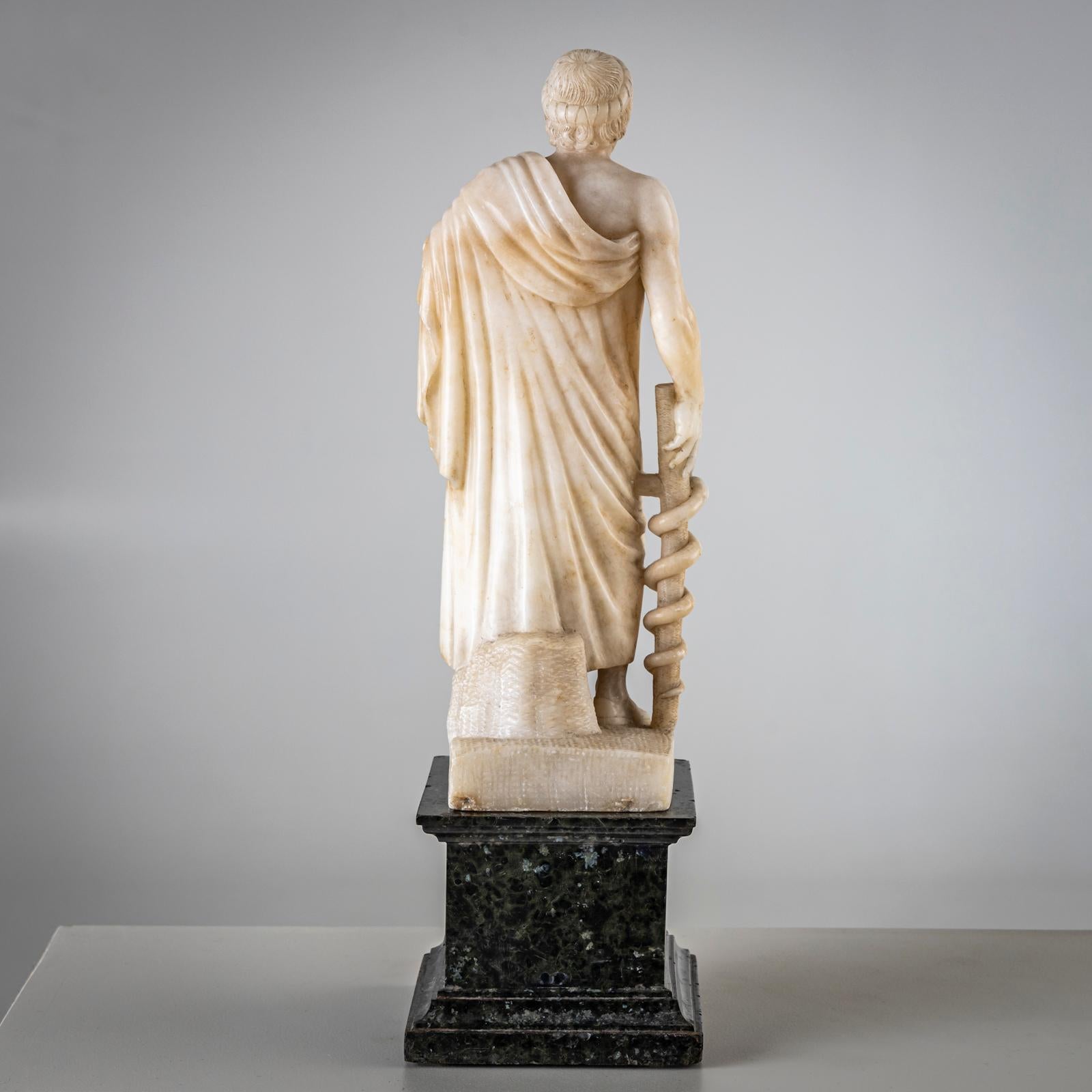 Coppia di sculture in alabastro bianco, seconda metà del XIX secolo in vendita 3