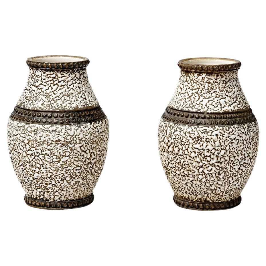 Paire de vases en céramique Art Déco blancs et noirs de 1930 dans le style de Jean Besnard
