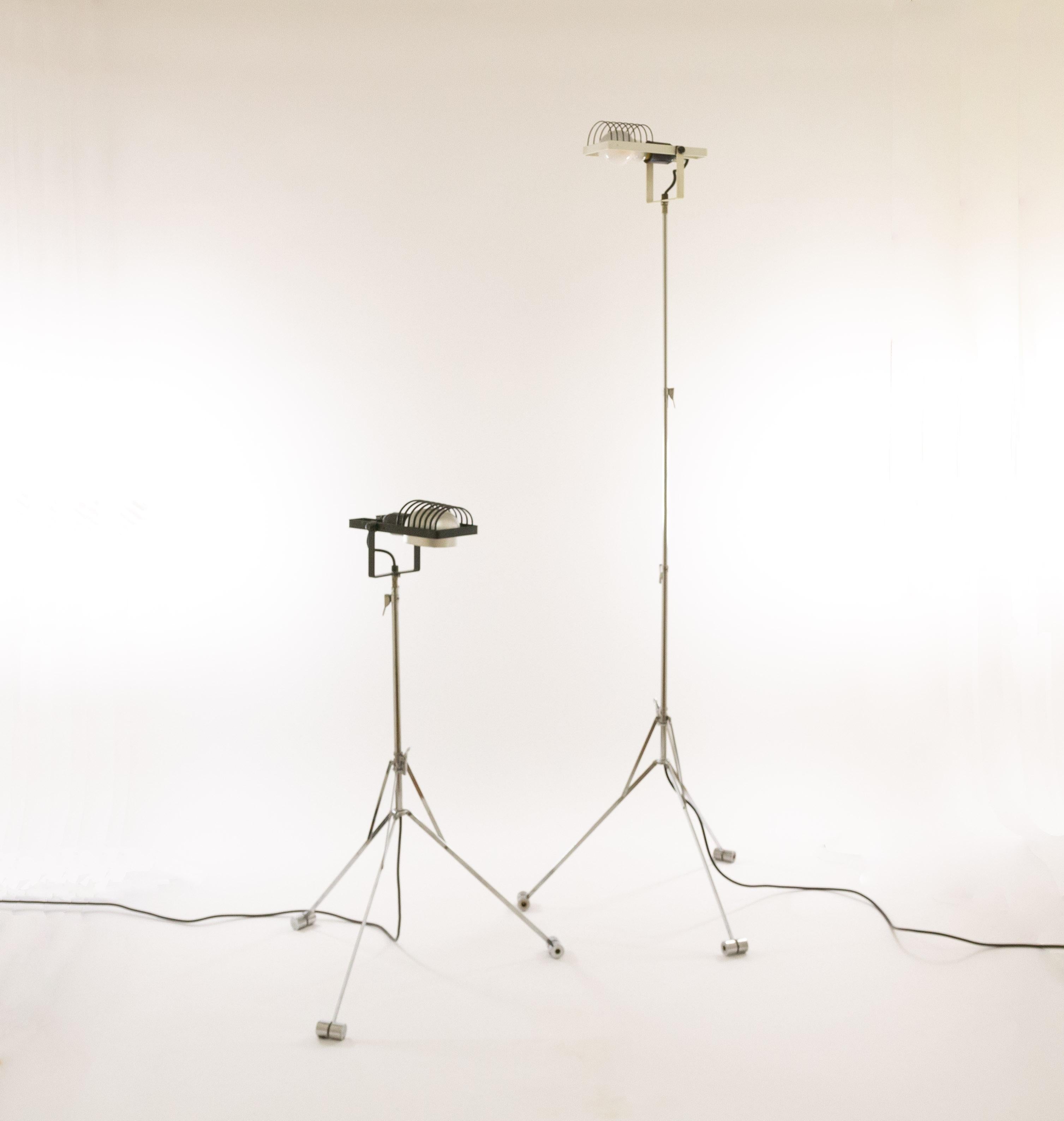 Ein Paar Sintesi-Stehlampen, entworfen von Ernesto Gismondi für das italienische Beleuchtungsunternehmen Artemide im Jahr 1975.

Wie alle Modelle der Sintesi-Serie sind auch diese Stehleuchten flexibel. Der Aluminiumschirm ist vollständig