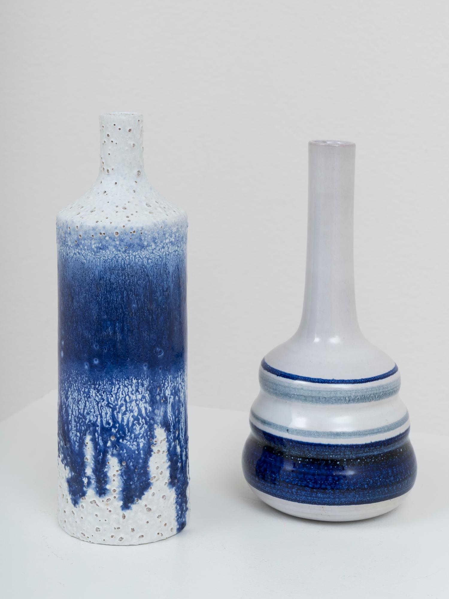 Postmoderne Paire de bouteilles en céramique blanche et bleue de Pino Castagna, 1990 en vente