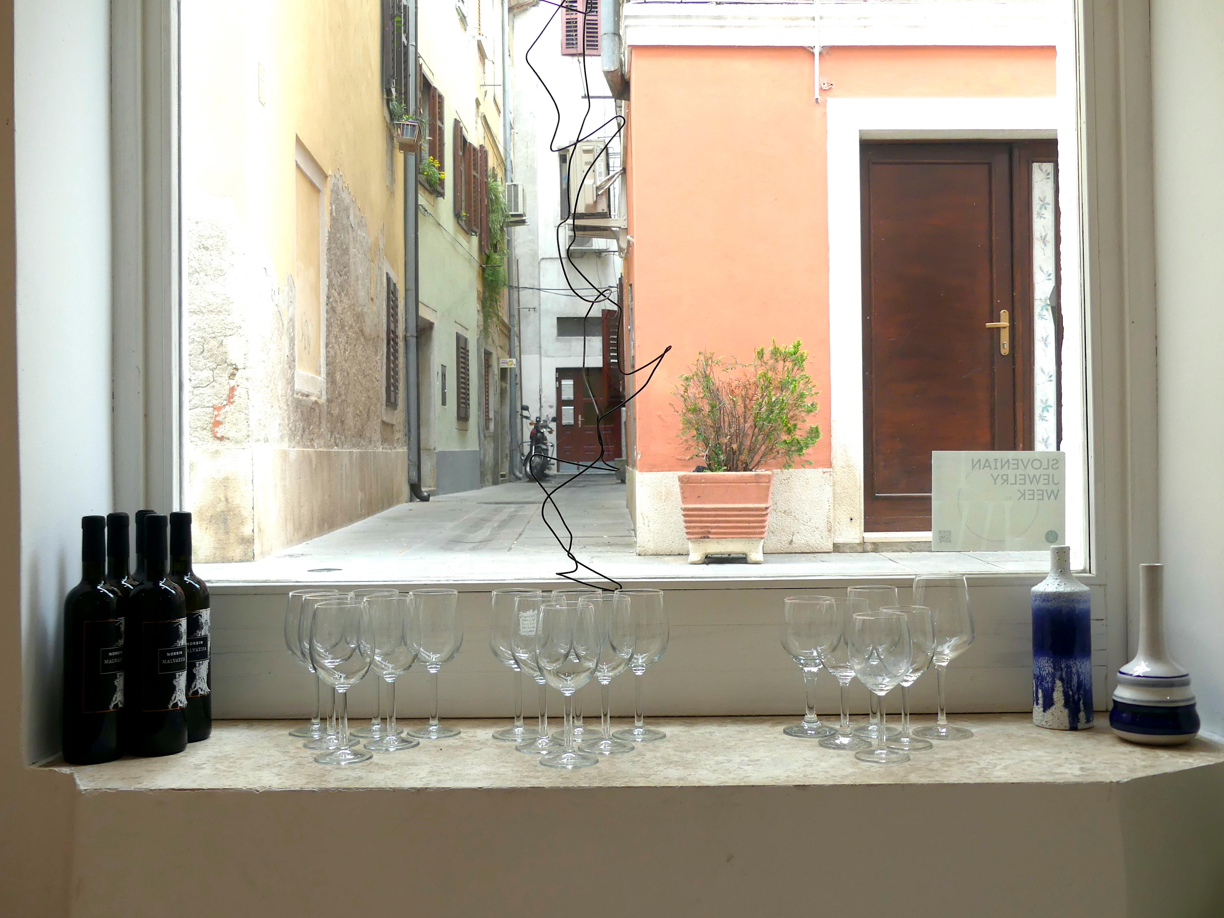 italien Paire de bouteilles en céramique blanche et bleue de Pino Castagna, 1990 en vente