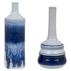 Paire de bouteilles en céramique blanche et bleue de Pino Castagna, 1990