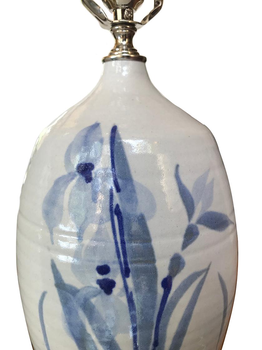 Pareja de lámparas de sobremesa de cerámica blanca y azul en Bueno estado para la venta en New York, NY