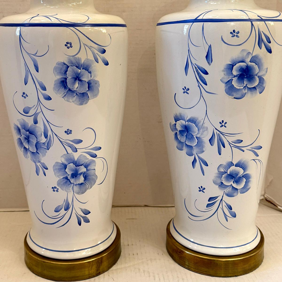 Italiano Coppia di lampade floreali bianche e blu in vendita