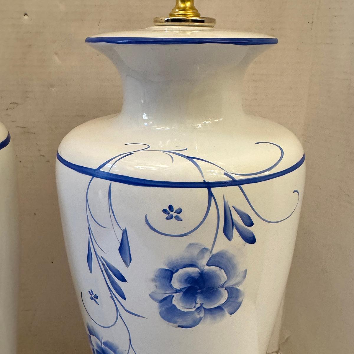 Dorato Coppia di lampade floreali bianche e blu in vendita