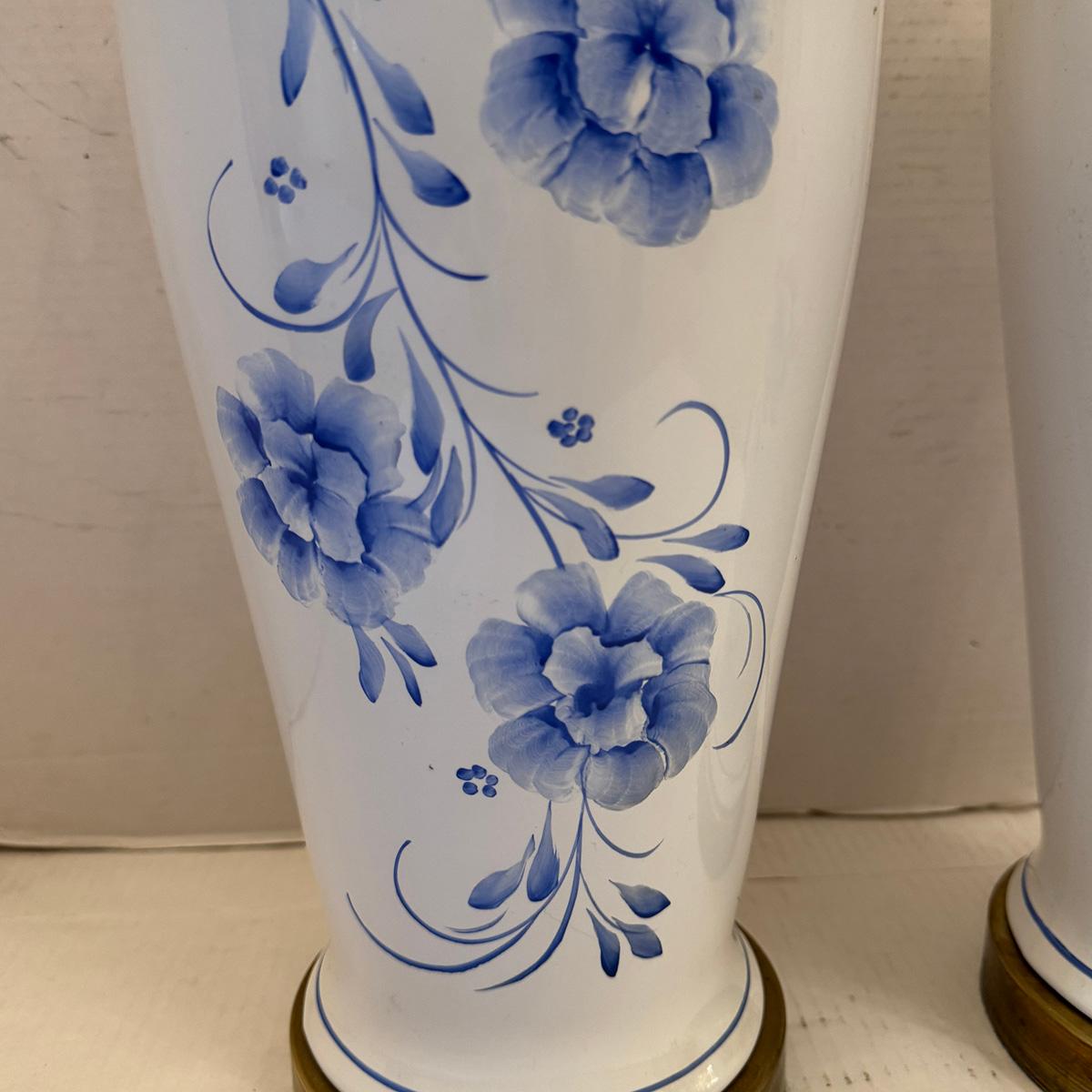 Coppia di lampade floreali bianche e blu In condizioni buone in vendita a New York, NY