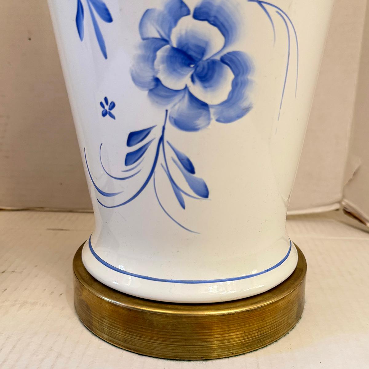 Metà XX secolo Coppia di lampade floreali bianche e blu in vendita