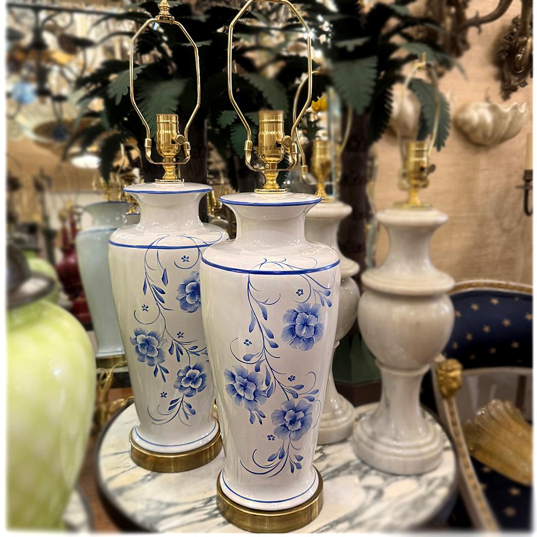 Metallo Coppia di lampade floreali bianche e blu in vendita