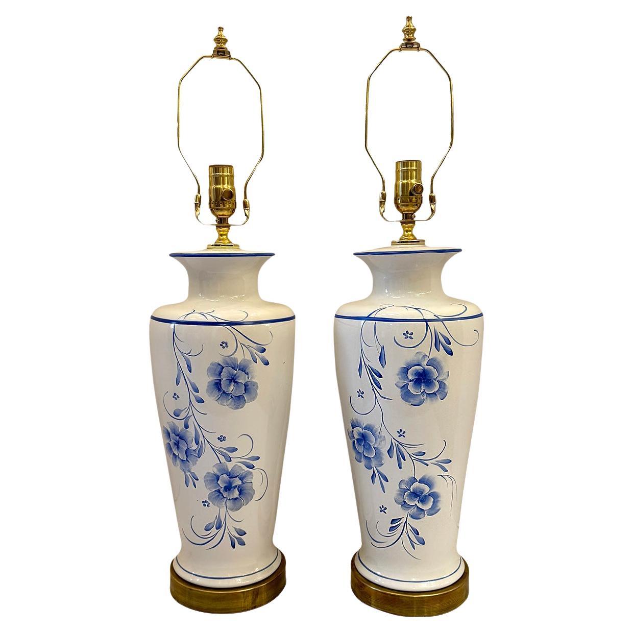 Coppia di lampade floreali bianche e blu in vendita