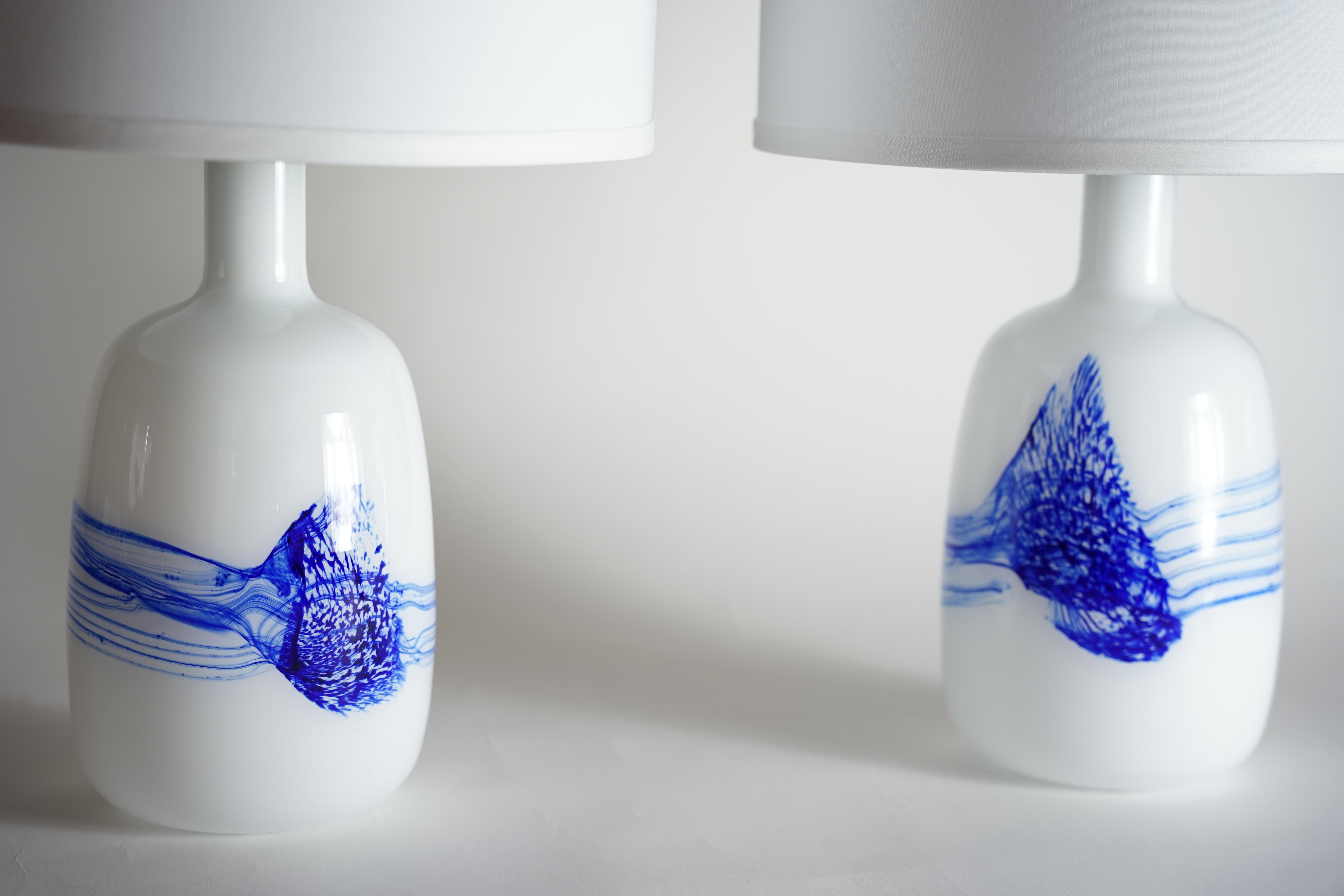 Pareja de lámparas de sobremesa Le Klint blancas y azules, Dinamarca, 1980, diseñadas por Michael Bang y fabricadas por el fabricante danés de cristal Holmegaard en 1980, cristal blanco parcialmente azul real con accesorios de acero