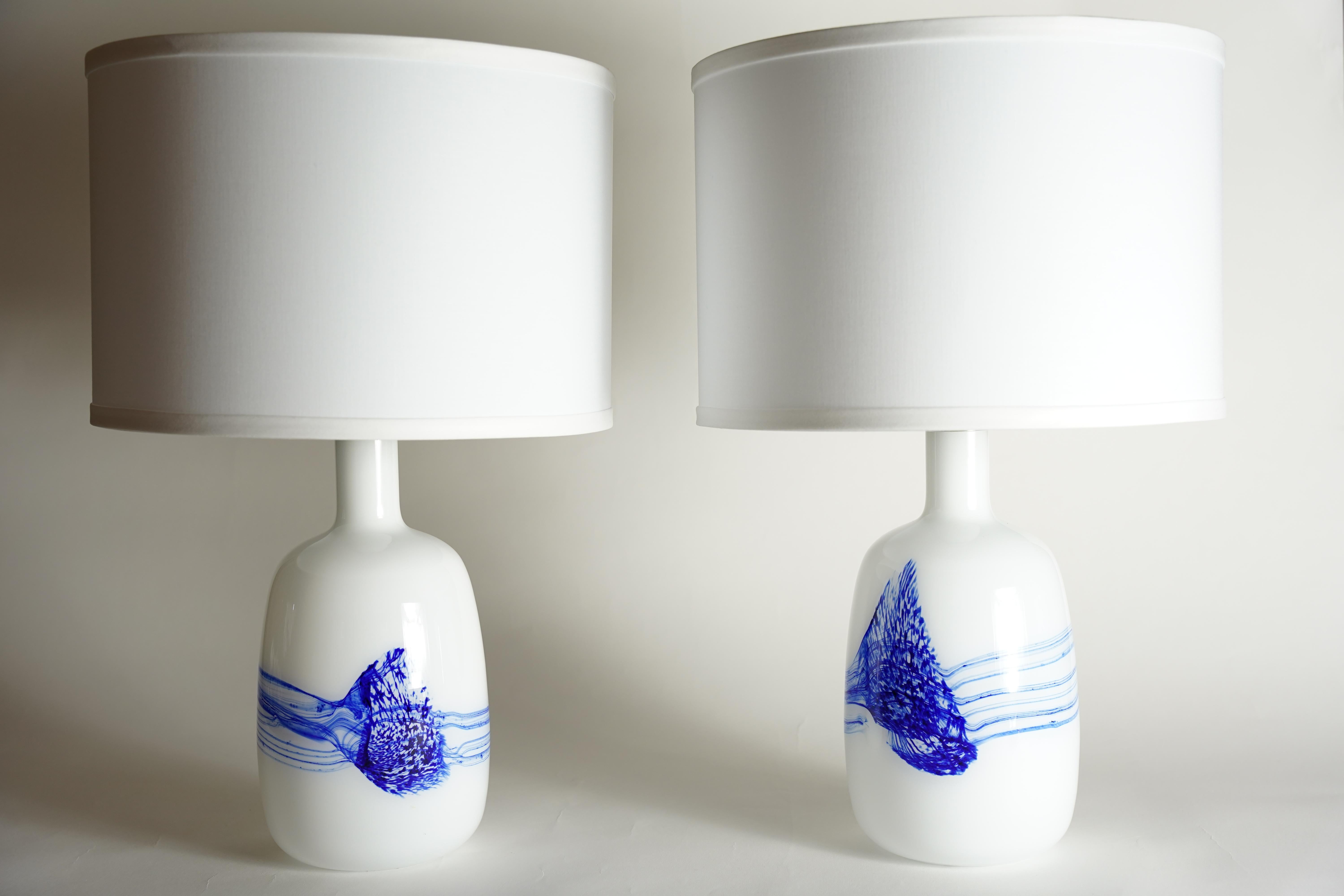 Pareja de lámparas de mesa Le Klint blancas y azules, Dinamarca, 1980 Danés en venta