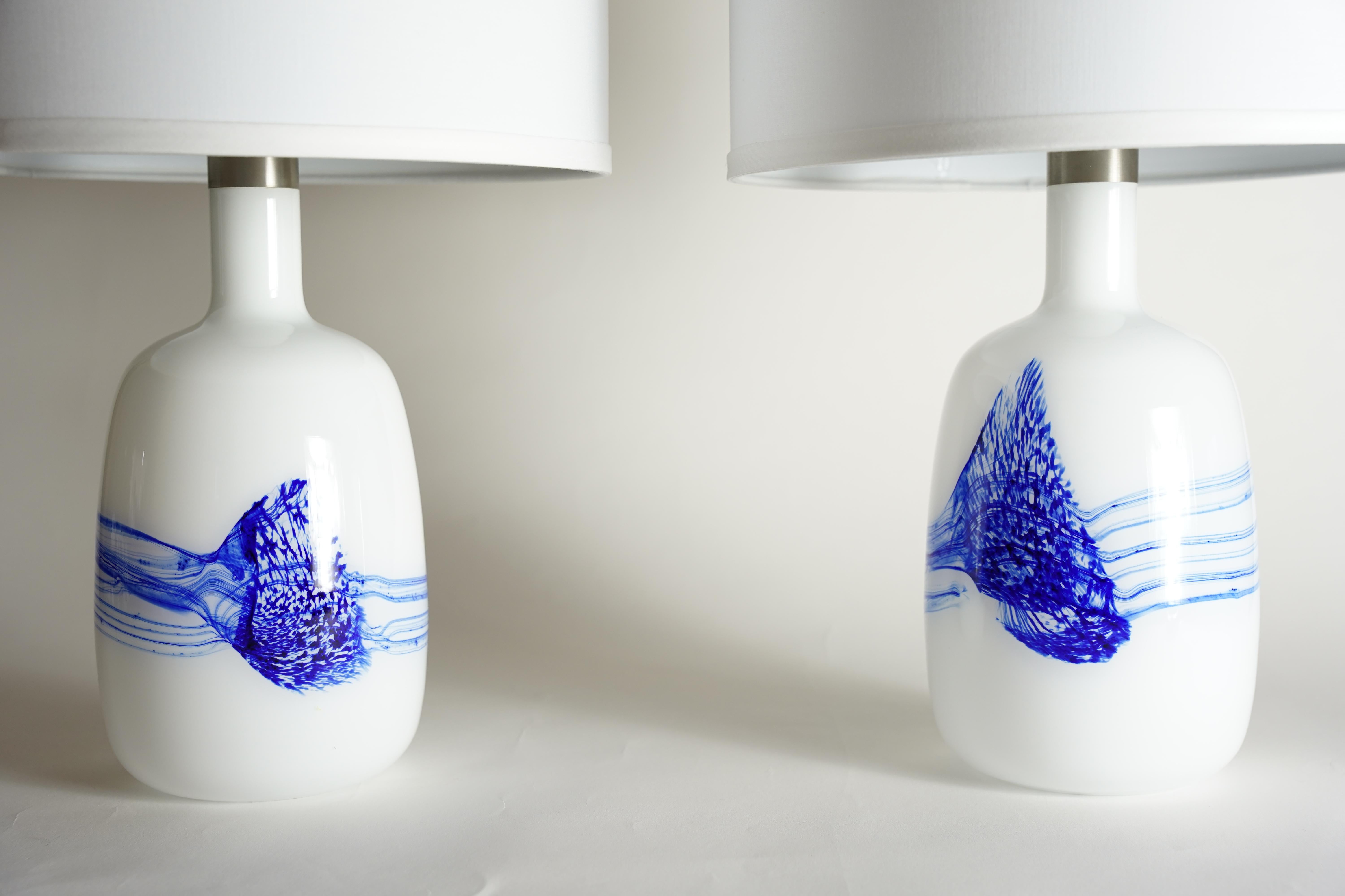 Pareja de lámparas de mesa Le Klint blancas y azules, Dinamarca, 1980 Hecho a mano en venta