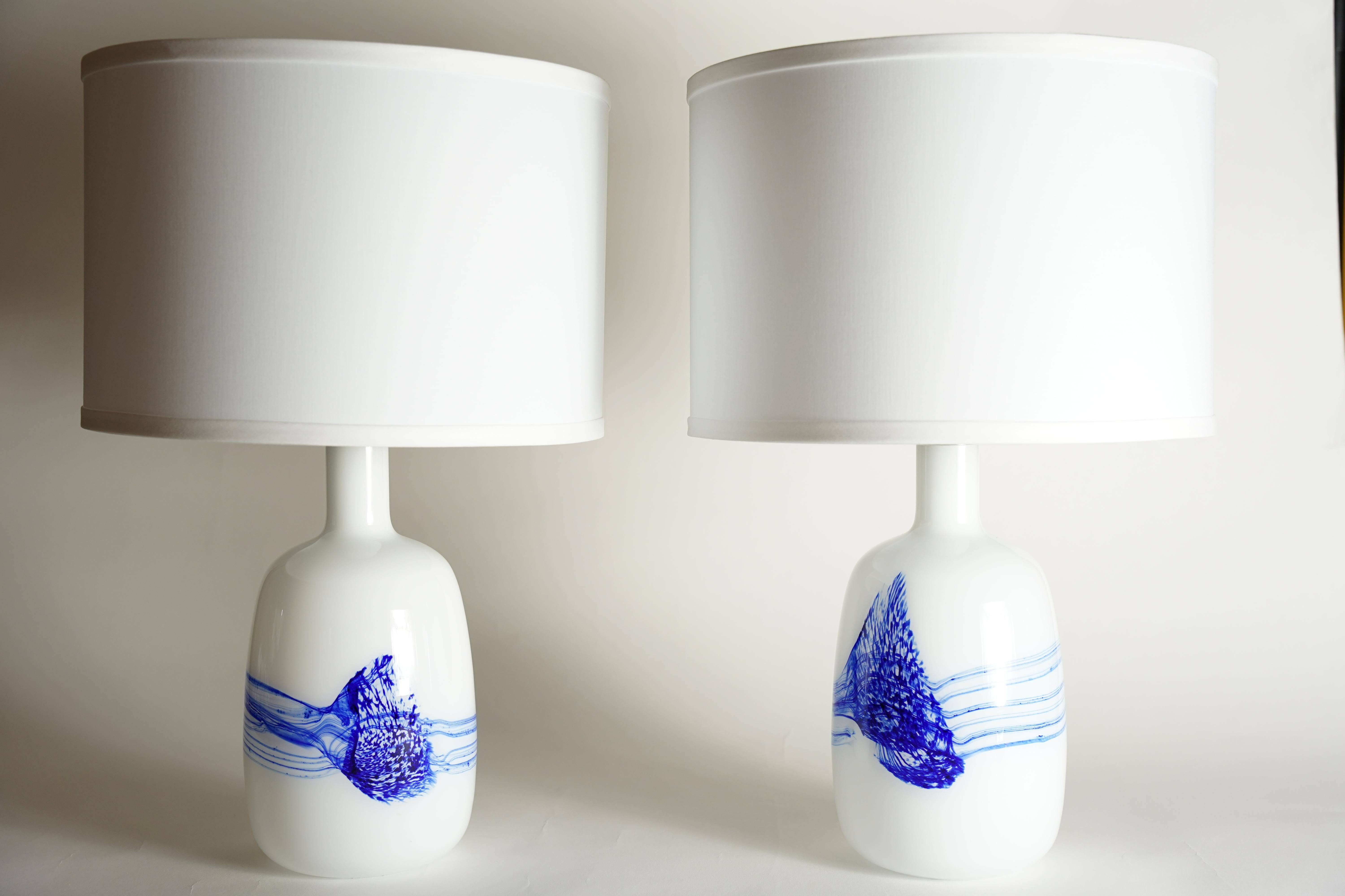 Pareja de lámparas de mesa Le Klint blancas y azules, Dinamarca, 1980 en Bueno estado para la venta en Bronx, NY