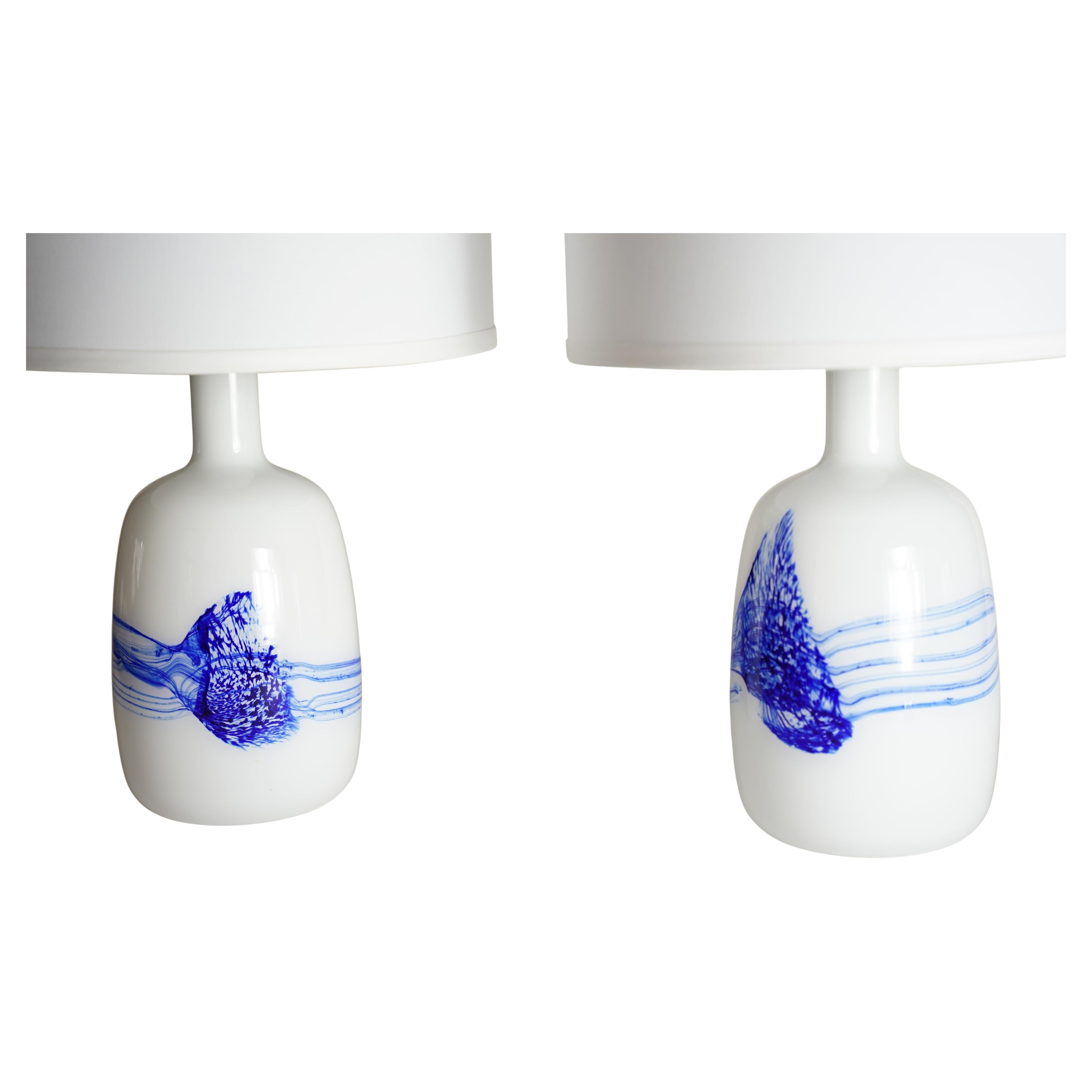 Pareja de lámparas de mesa Le Klint blancas y azules, Dinamarca, 1980 en venta