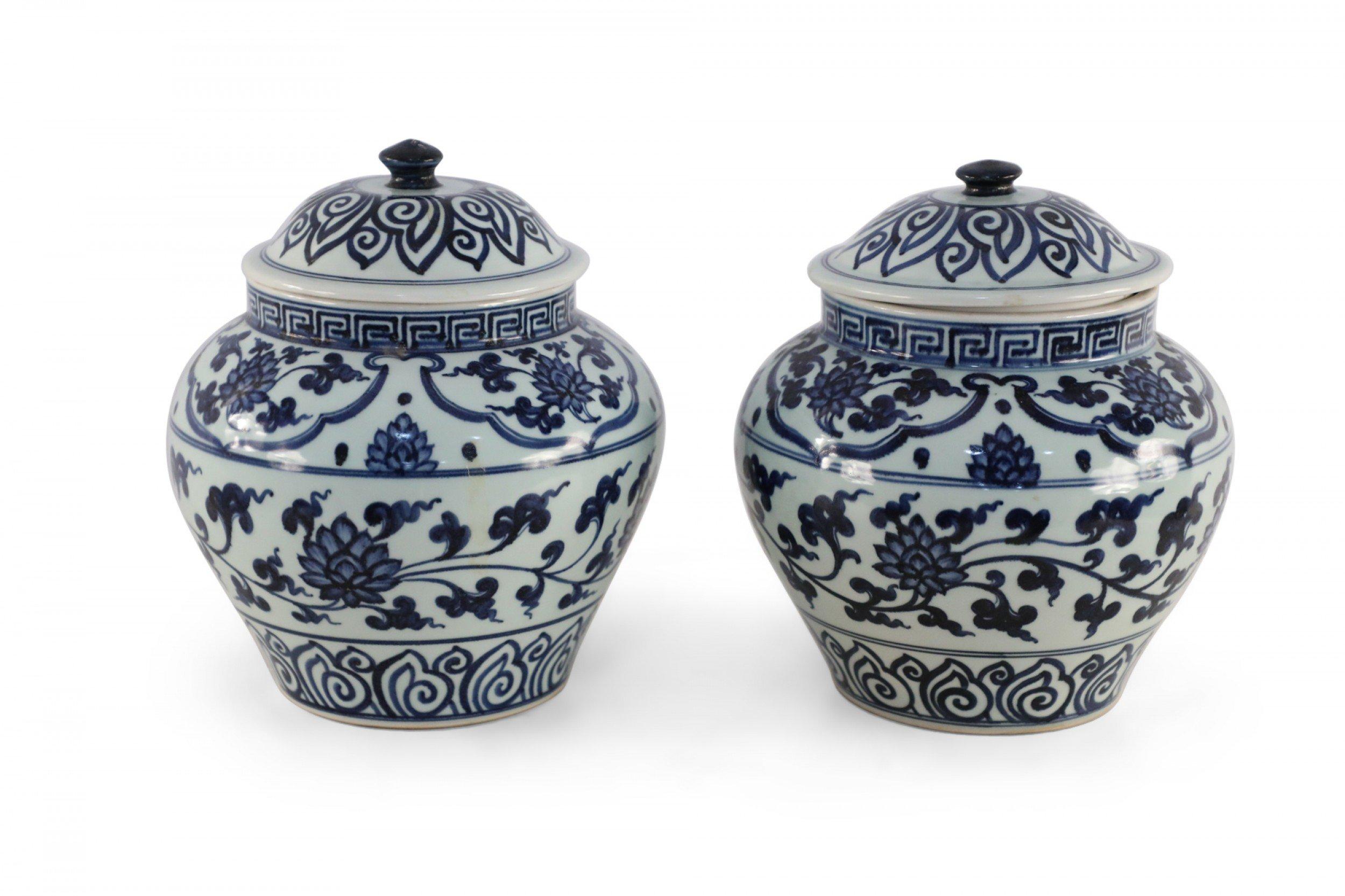 Pair of White and Blue Pattern Lidded Porcelain Ginger Jars For Sale 3