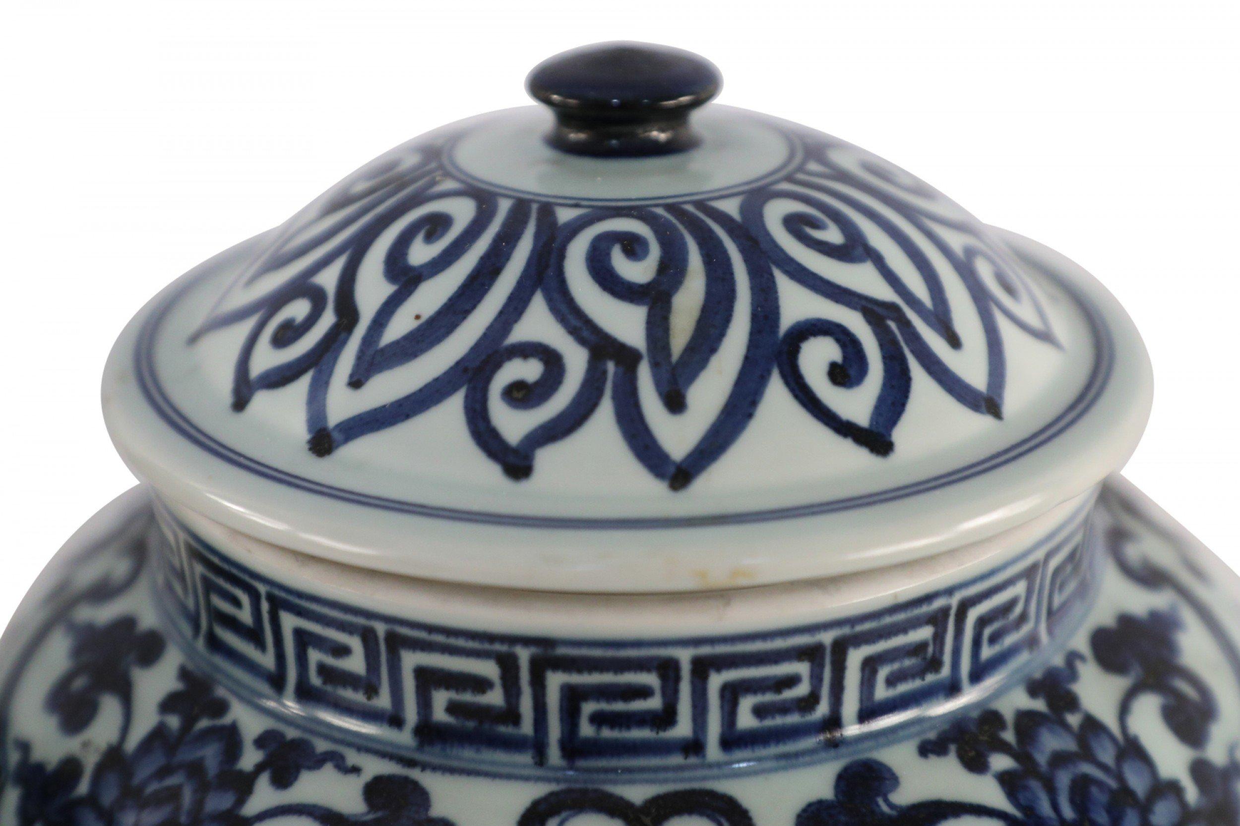 Chinese Export Pair of White and Blue Pattern Lidded Porcelain Ginger Jars For Sale
