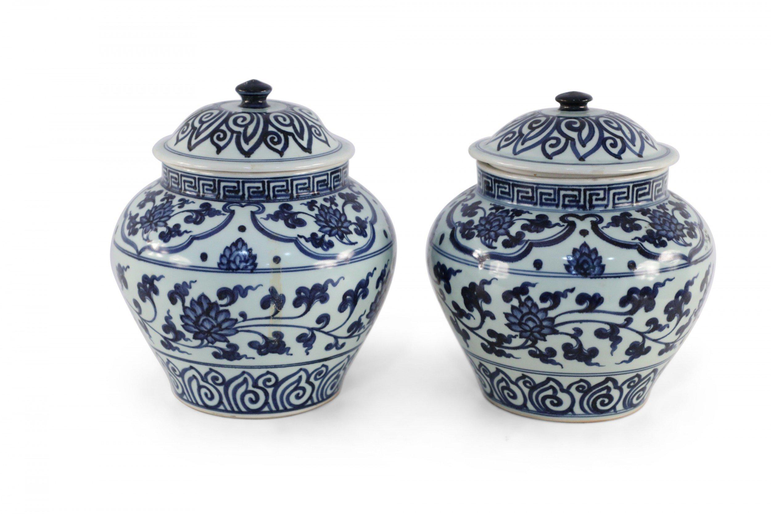 Chinese Pair of White and Blue Pattern Lidded Porcelain Ginger Jars For Sale