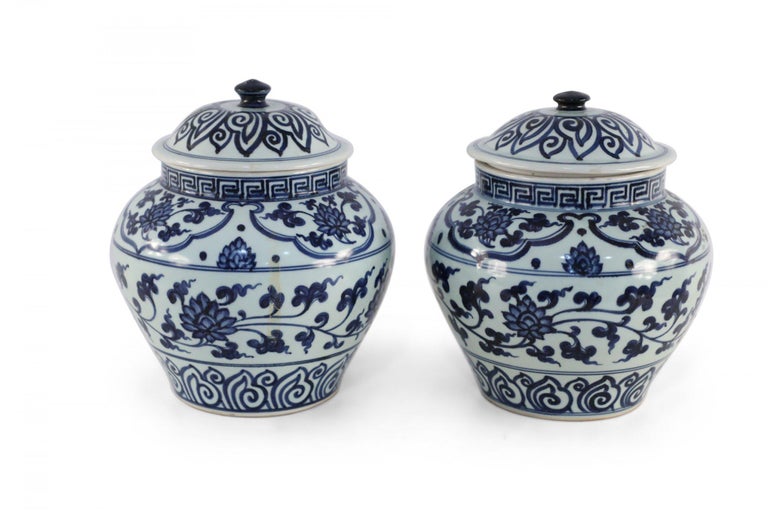Pair of White and Blue Pattern Lidded Porcelain Ginger Jars In Good Condition For Sale In New York, NY