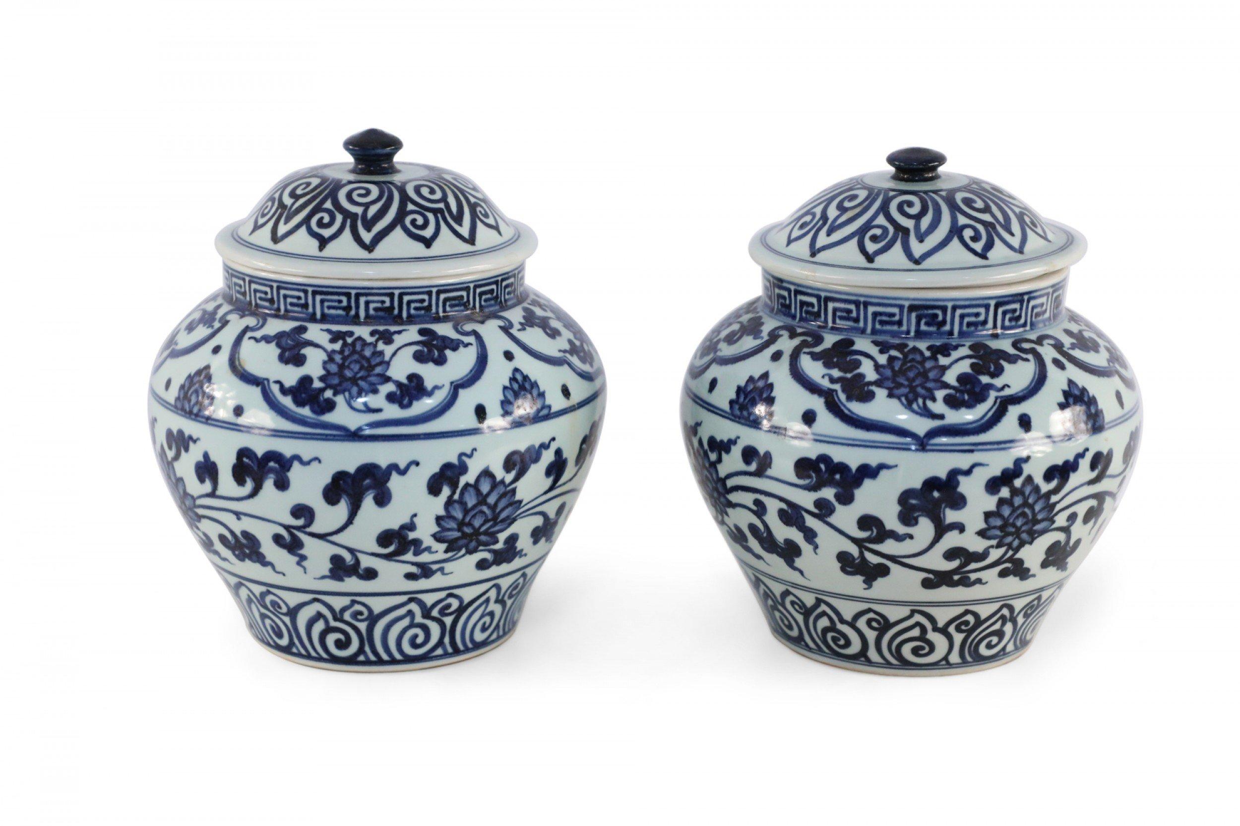 Pair of White and Blue Pattern Lidded Porcelain Ginger Jars In Good Condition For Sale In New York, NY