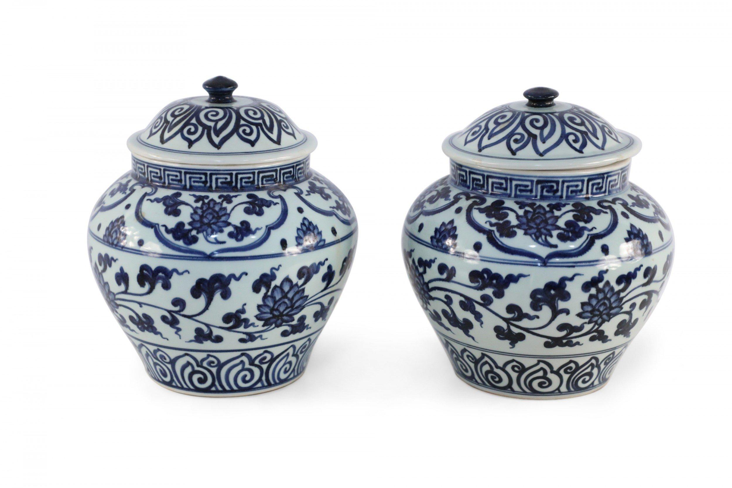 Pair of White and Blue Pattern Lidded Porcelain Ginger Jars In Good Condition For Sale In Queens, NY