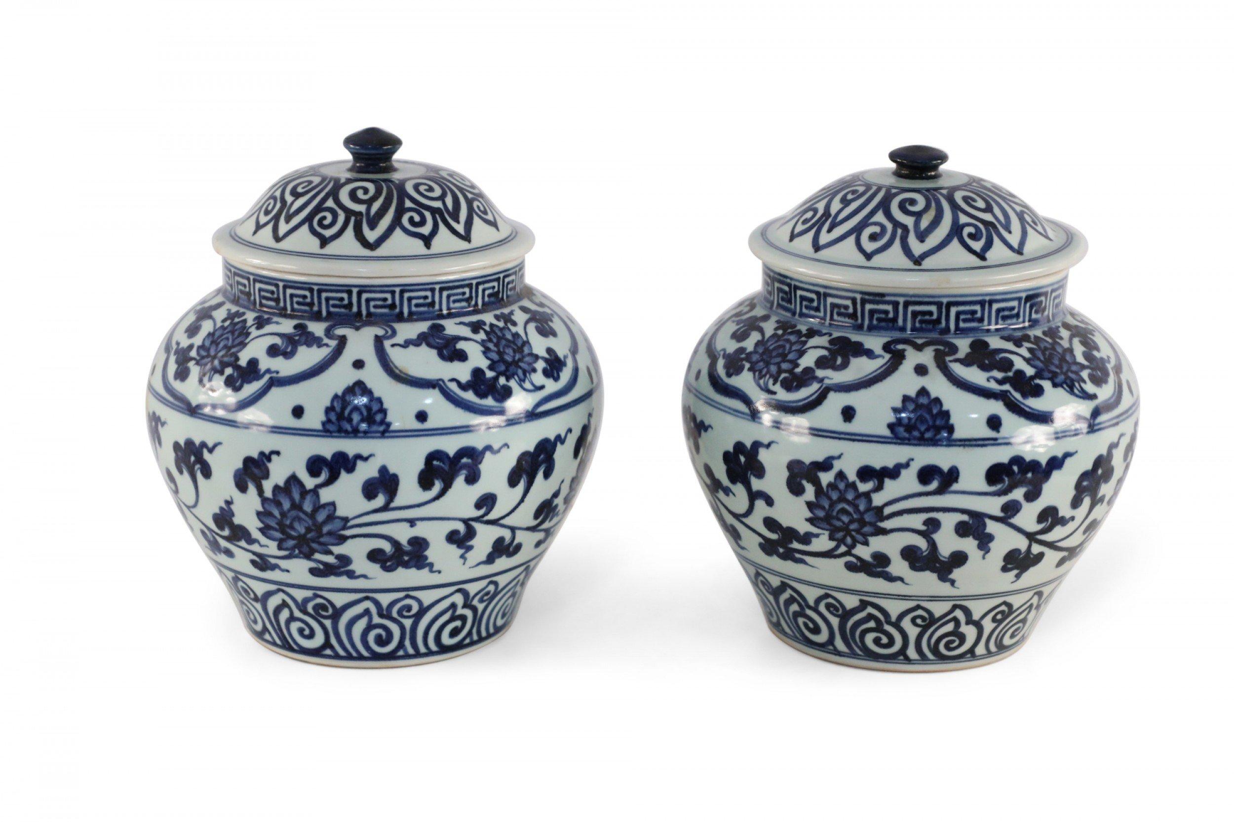 20th Century Pair of White and Blue Pattern Lidded Porcelain Ginger Jars For Sale