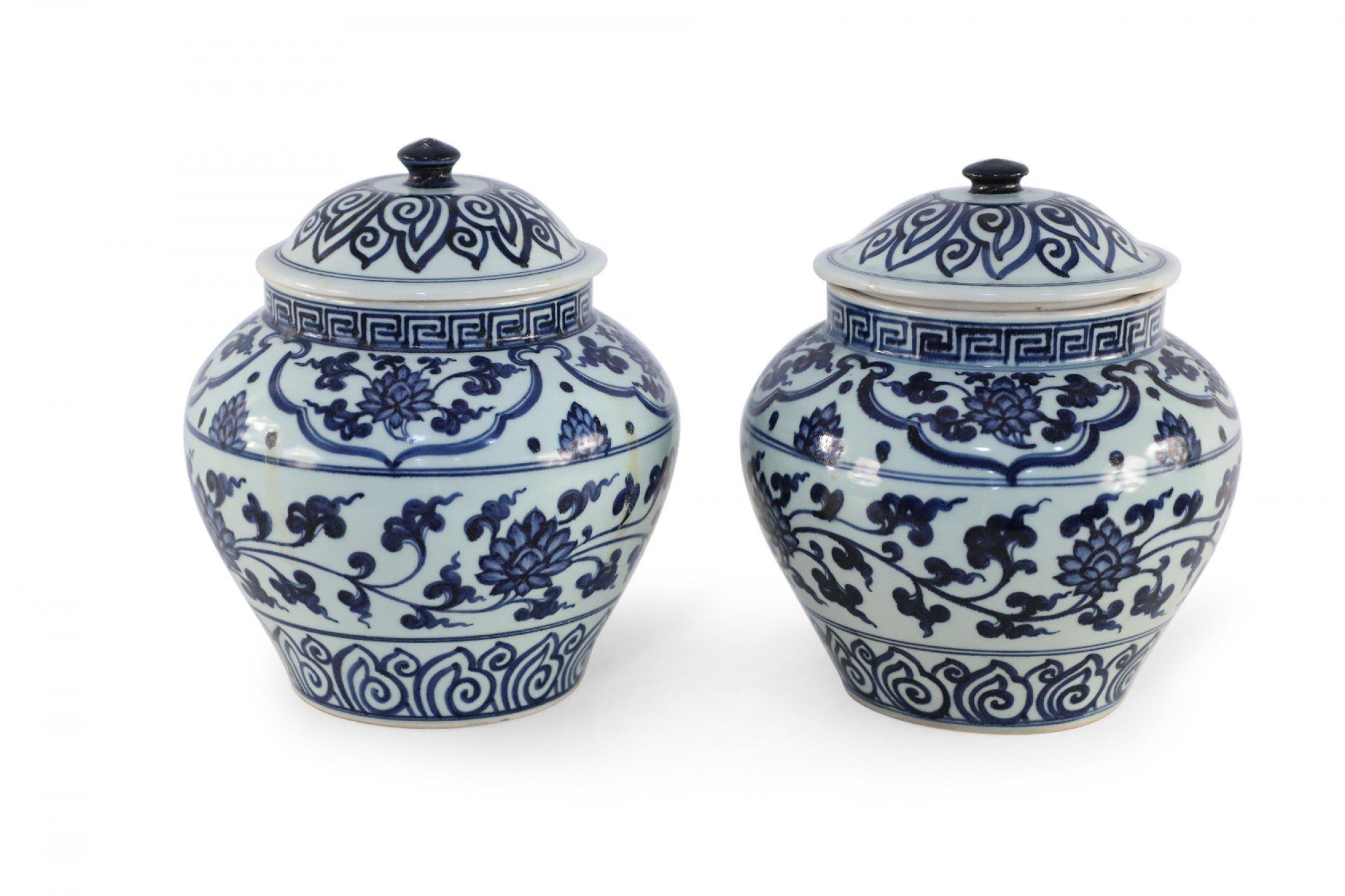 Pair of White and Blue Pattern Lidded Porcelain Ginger Jars For Sale 1
