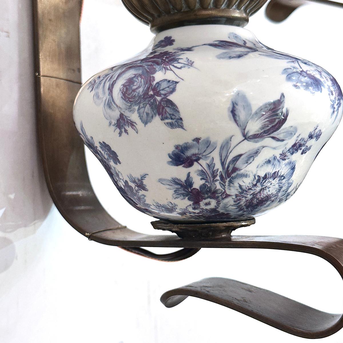 Olandese Coppia di lampade in porcellana bianca e blu in vendita