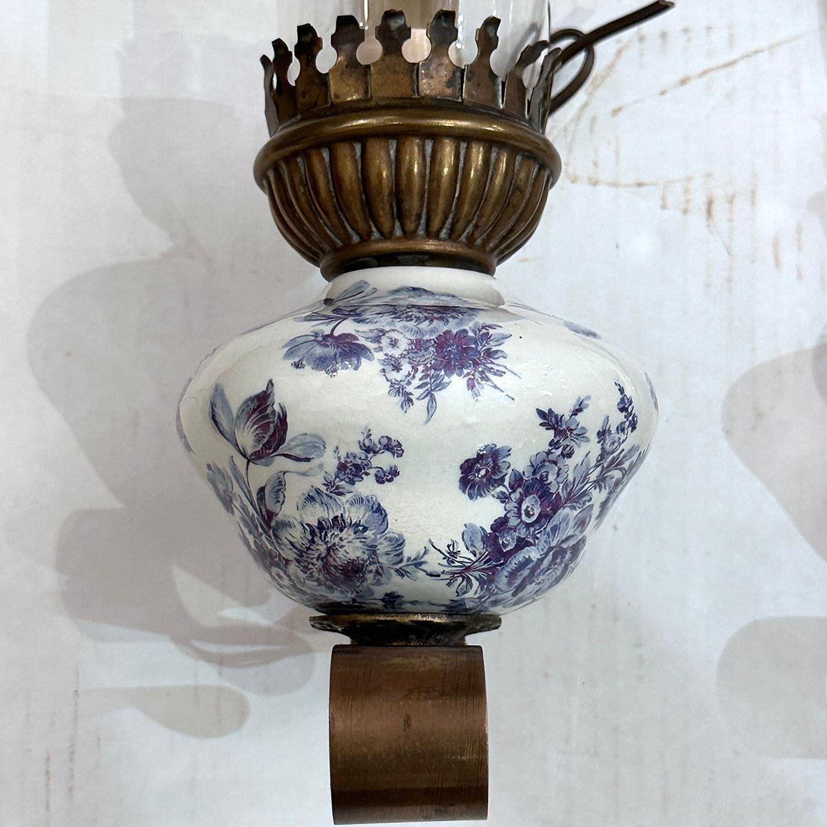 Patinato Coppia di lampade in porcellana bianca e blu in vendita