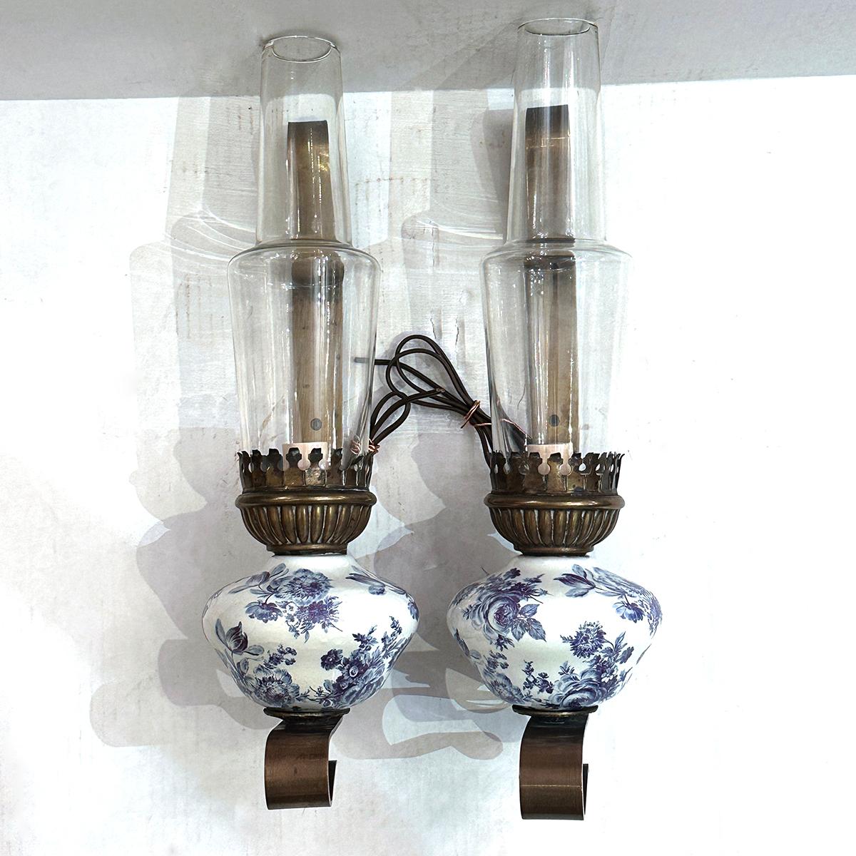 Metà XX secolo Coppia di lampade in porcellana bianca e blu in vendita