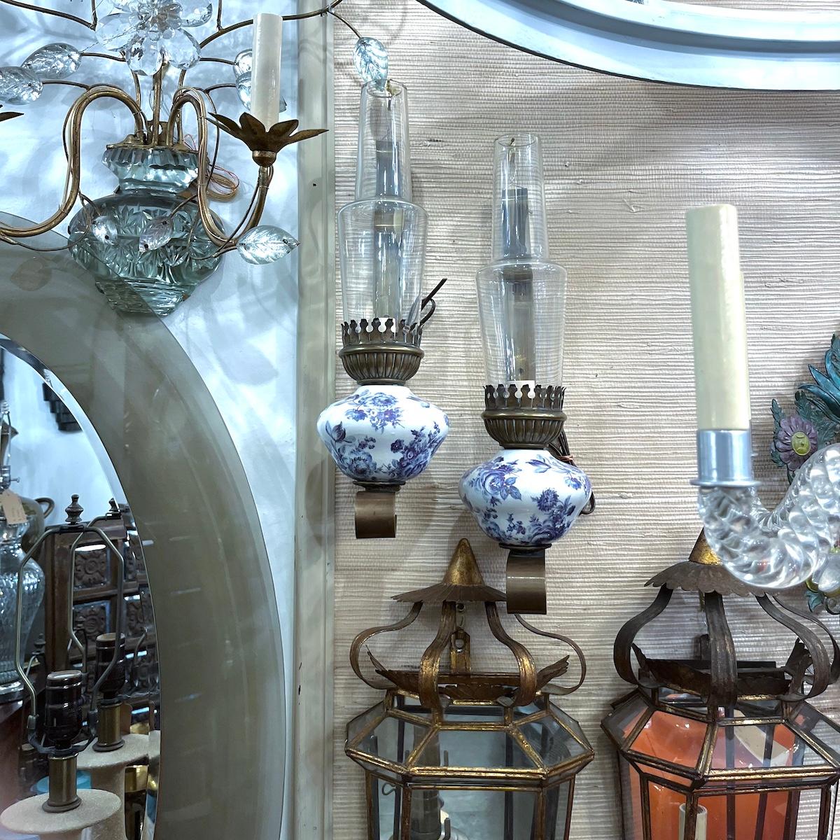Bronzo Coppia di lampade in porcellana bianca e blu in vendita