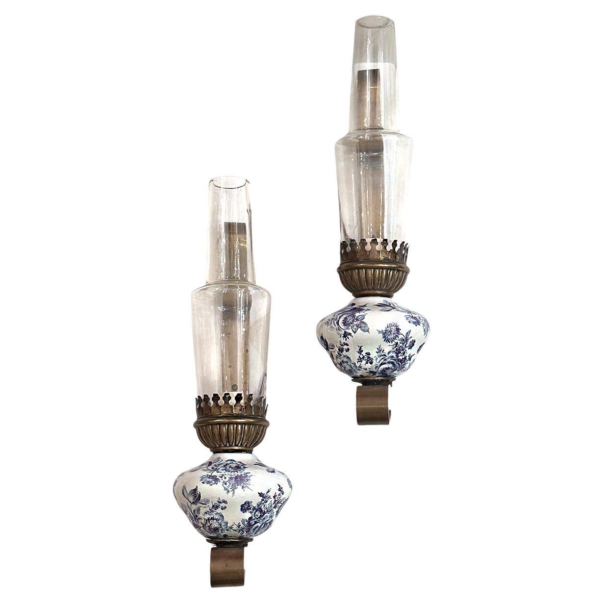 Paire d'appliques en porcelaine blanche et bleue