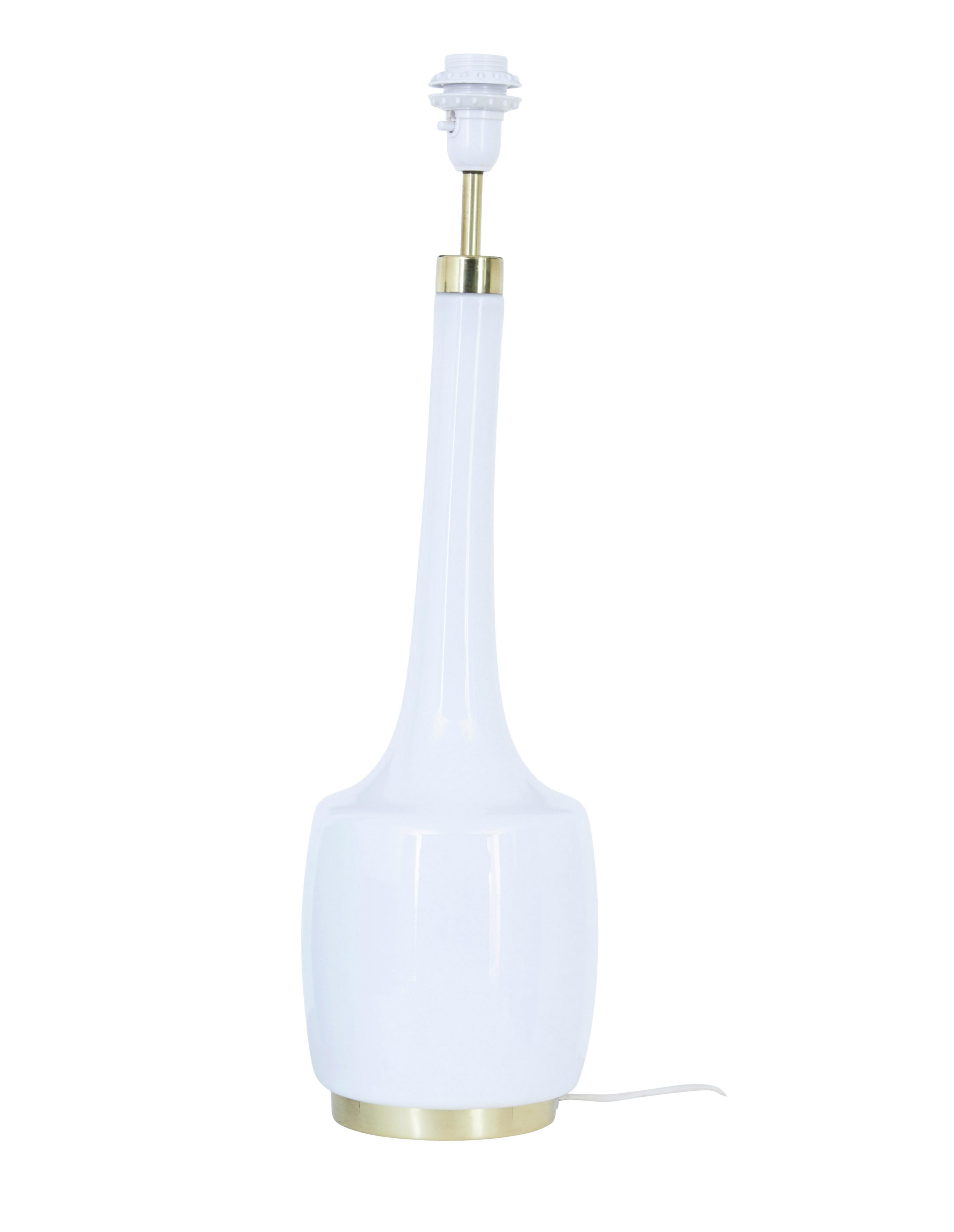Mid-Century Modern Paire de lampes de table blanches et bleues par Bergboms en vente