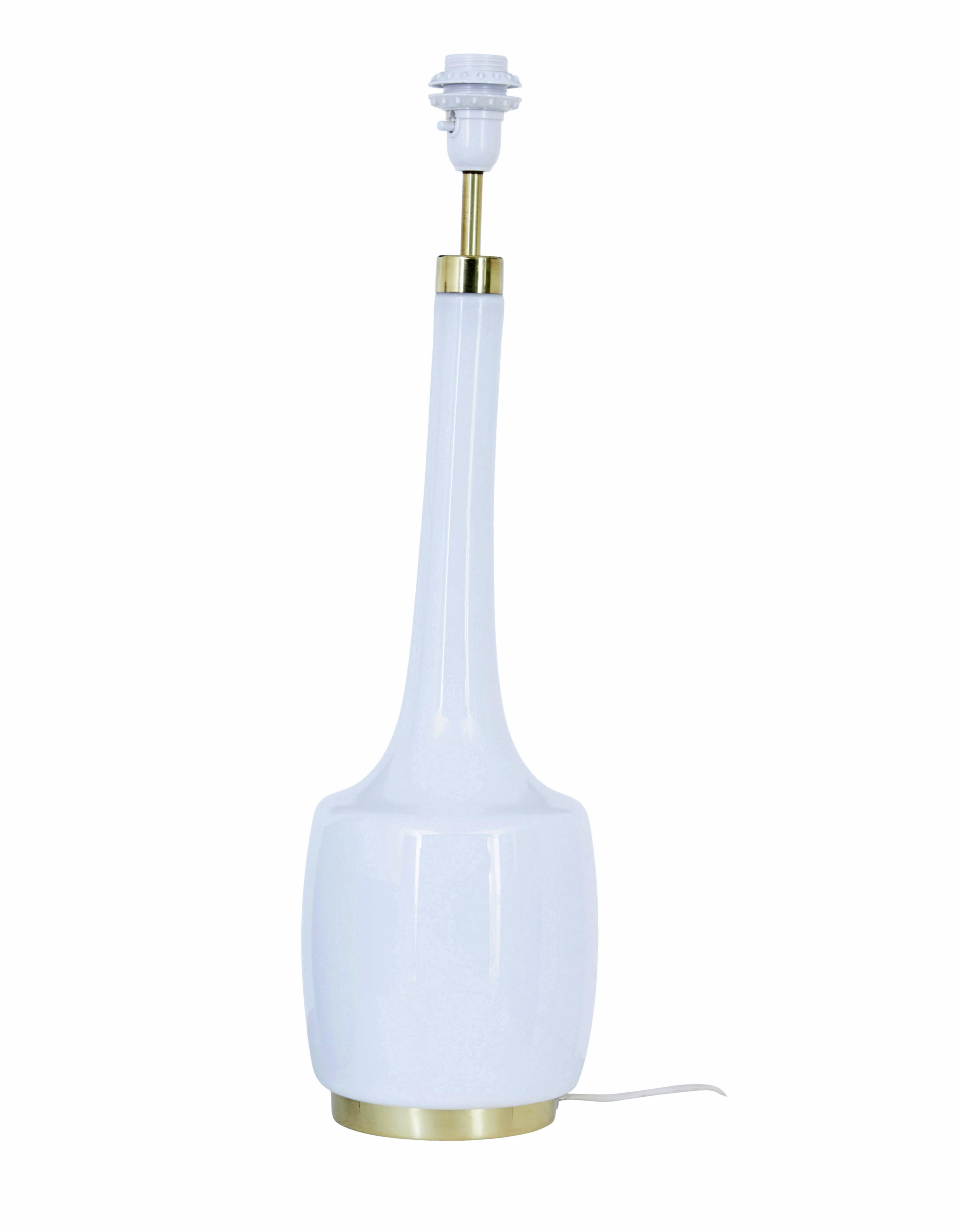 Mid-Century Modern Paire de lampes de table blanches et bleues par bergboms en vente