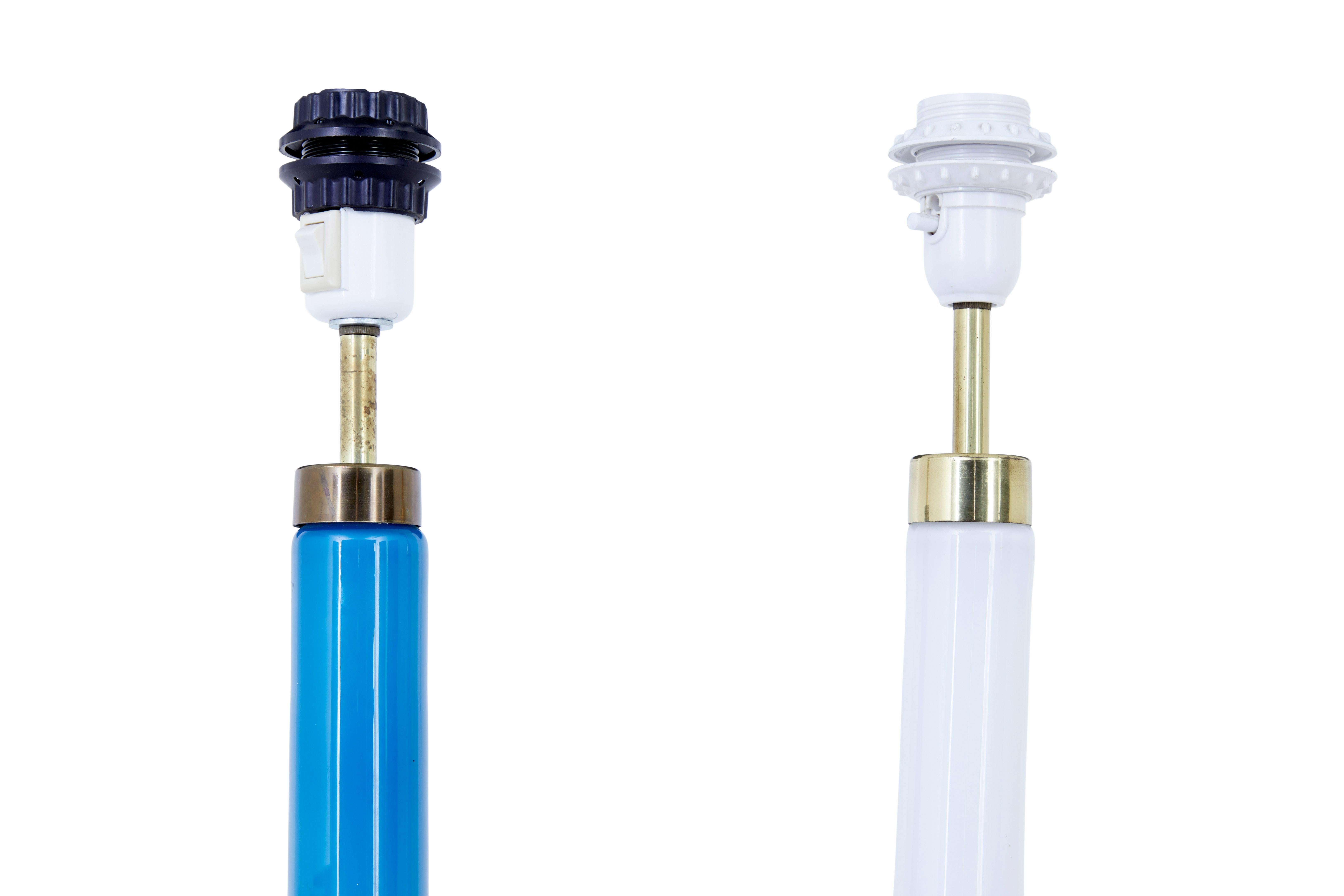 Suédois Paire de lampes de table blanches et bleues par Bergboms en vente