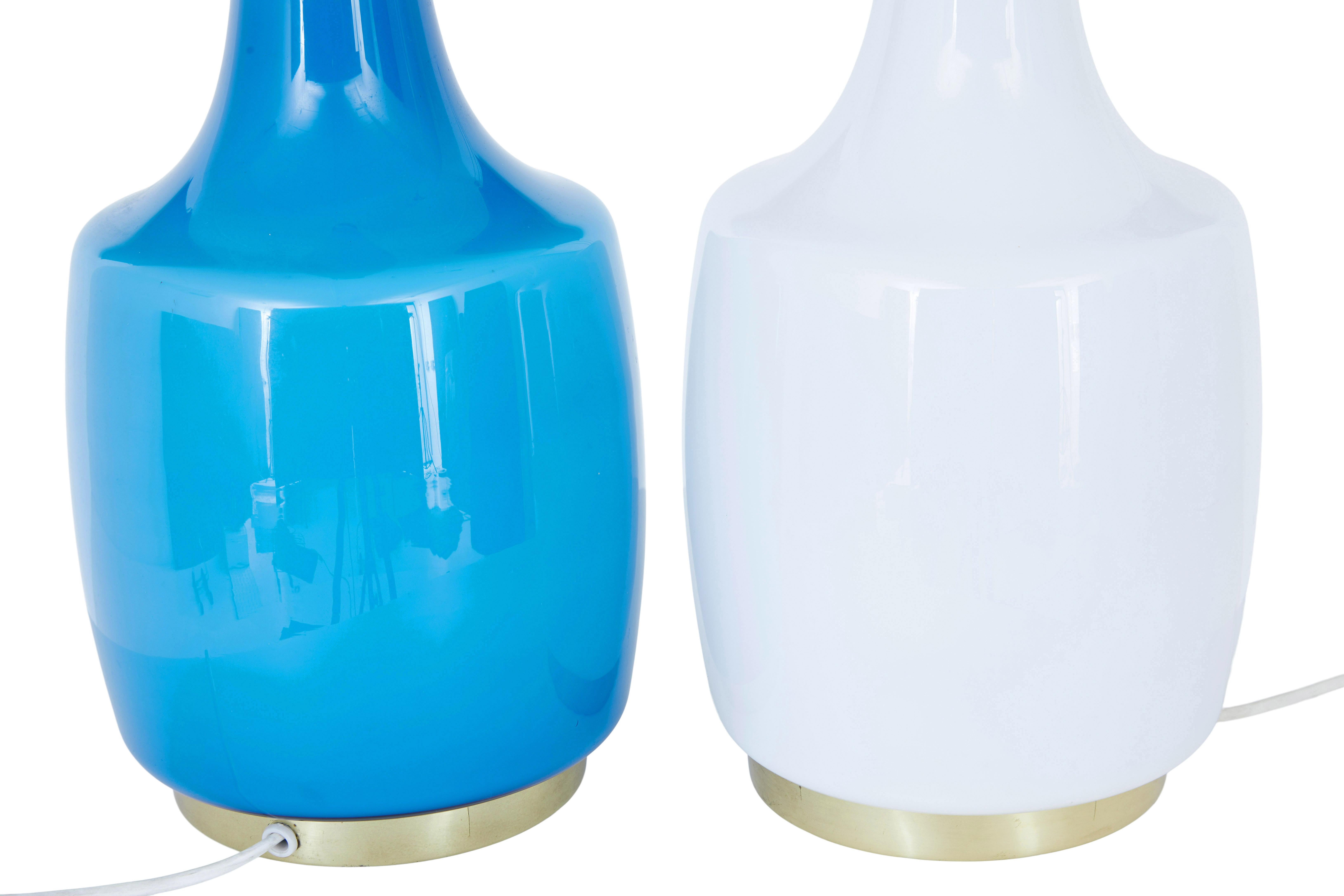 Vernissé Paire de lampes de table blanches et bleues par bergboms en vente