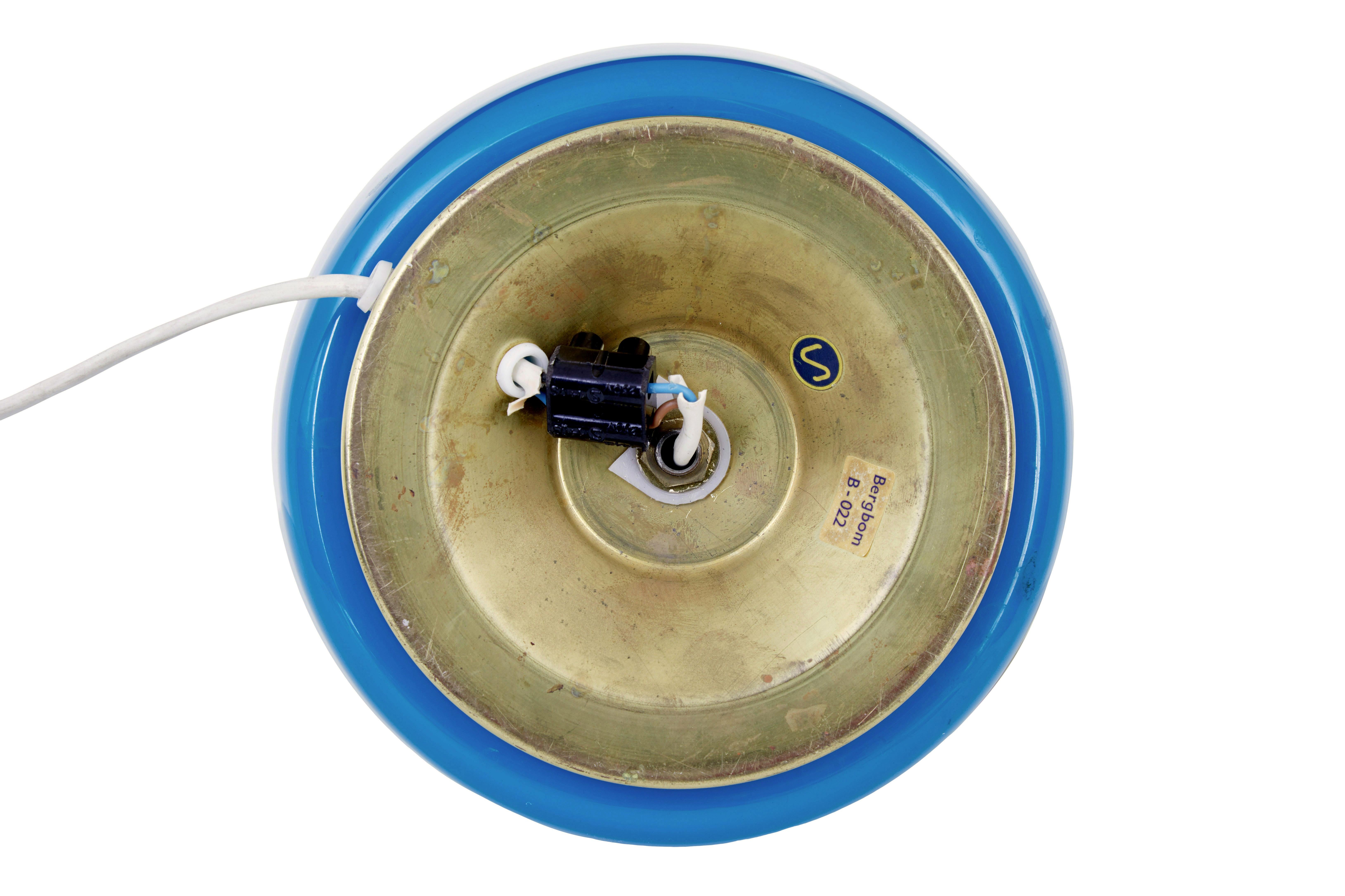 20ième siècle Paire de lampes de table blanches et bleues par bergboms en vente