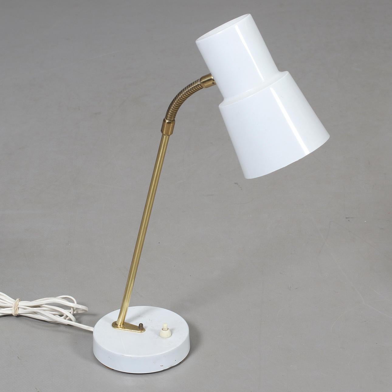 Stylish pair of Swedish mid-century table lamps by EWÅ Värnamo, produced in the 1960s. Each lamp features a white lacquered metal shade and base paired with a brass stem and flexible gooseneck, allowing for adjustable light