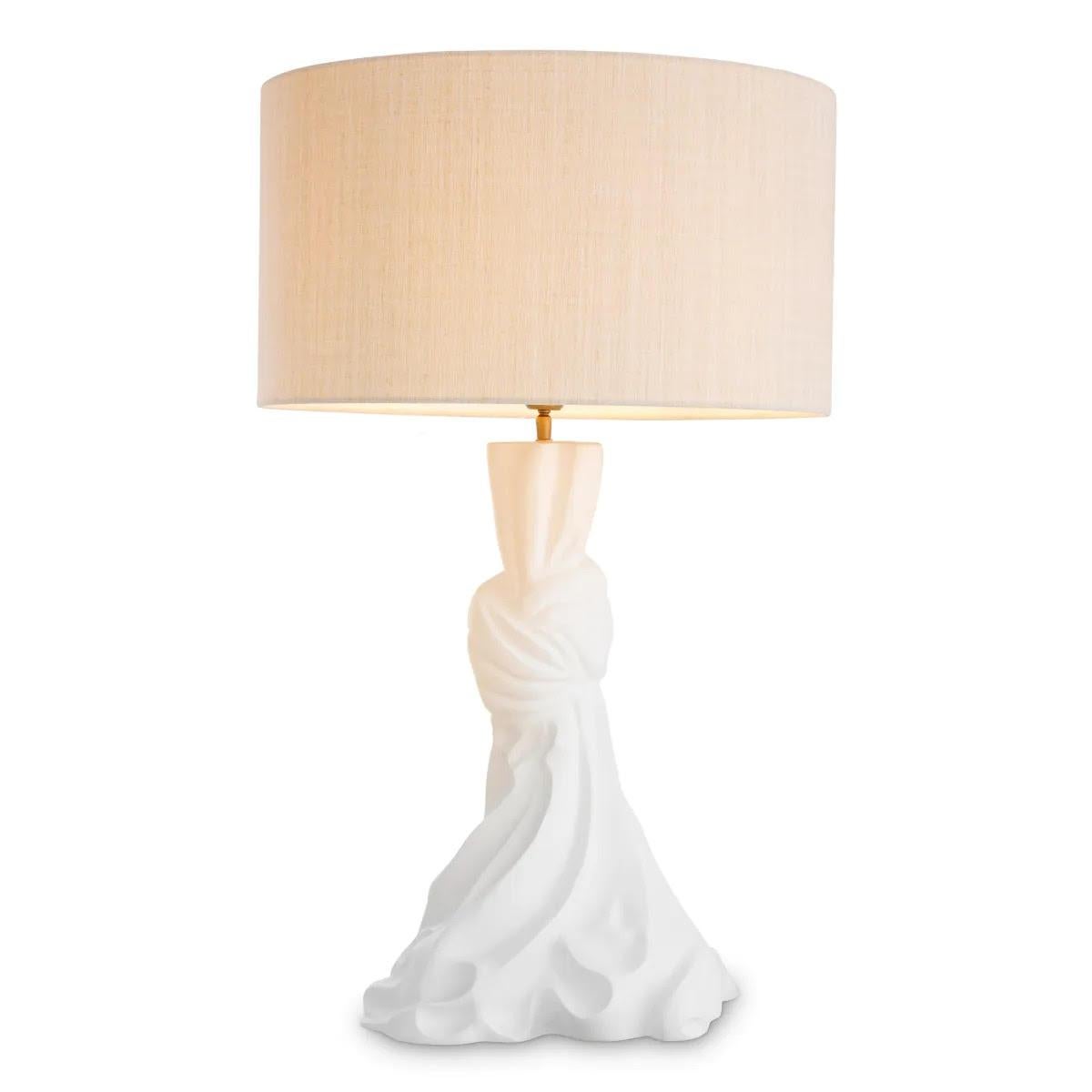 Paar Tischlampen aus Weiß und Messing, Leinenschirm. 

Ein Paar Tischlampen mit einer Silhouette, die einem geknüpften Stoff ähnelt, perfekt kombiniert mit dem umweltfreundlichen Leinenschirm. Diese harmonische Mischung aus nachhaltigem Luxus und