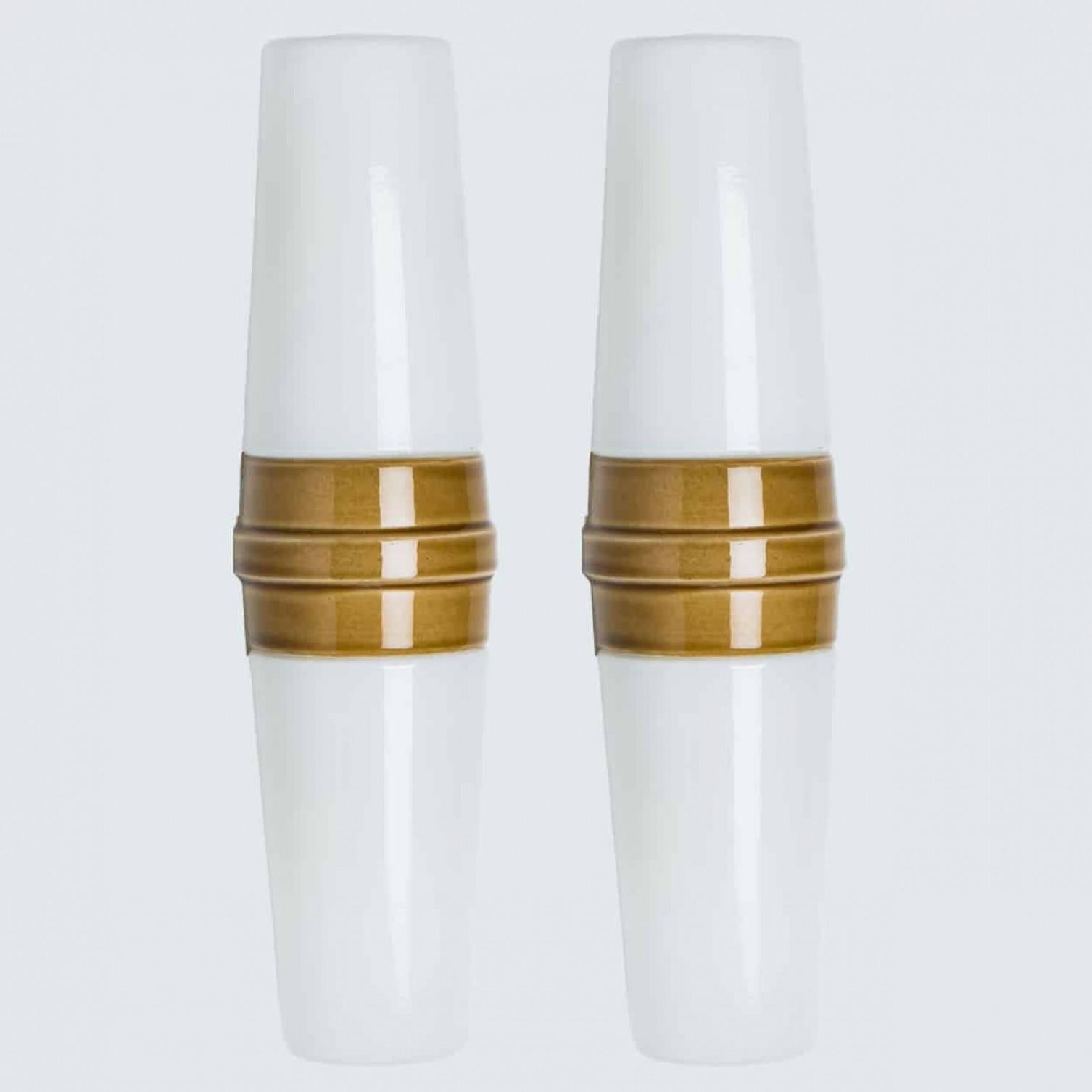 Paire de lampes murales en céramique blanche et Brown, Suède, 1970 en vente 3