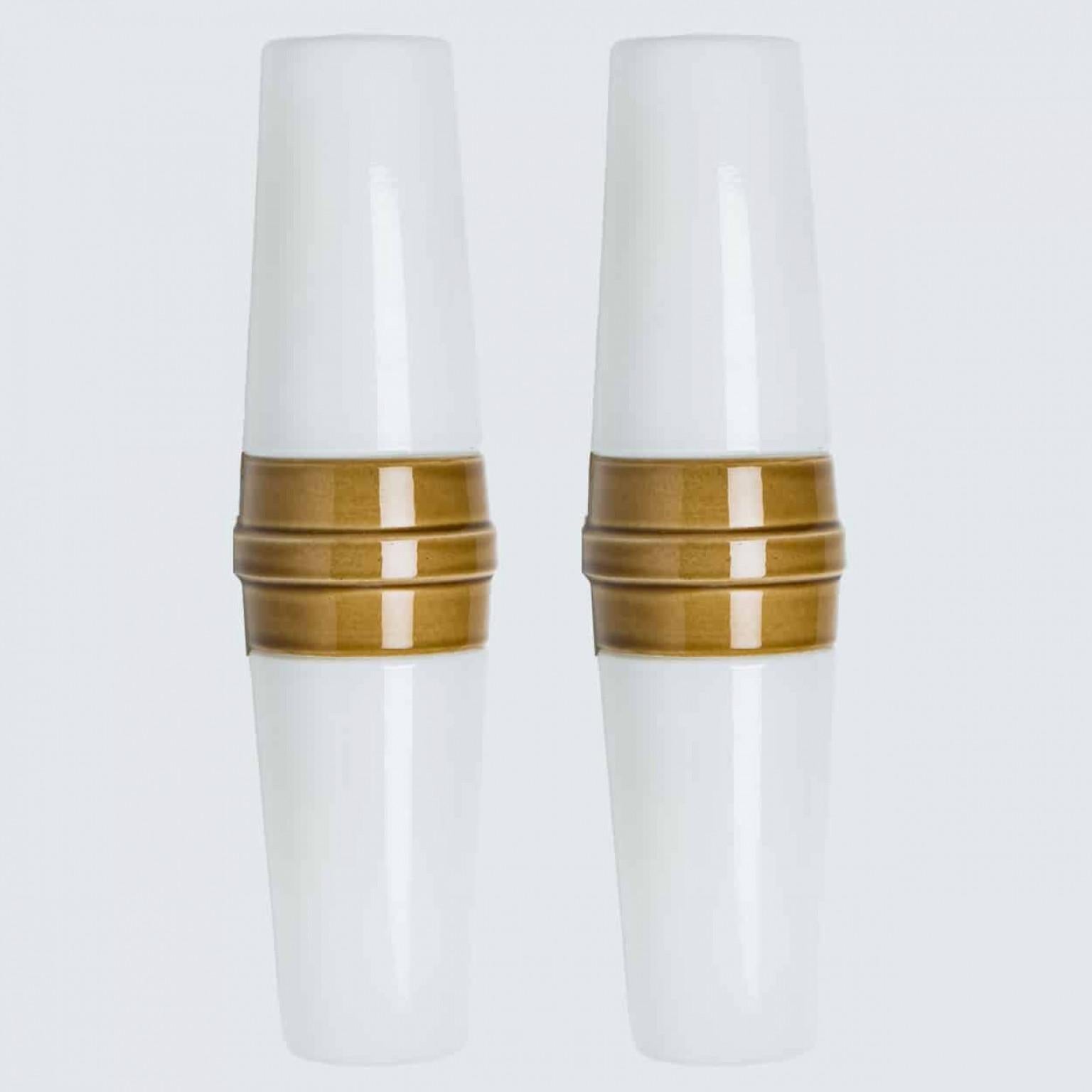 Coppia di applique in ceramica bianca e marrone, Svezia, 1970 in vendita 4