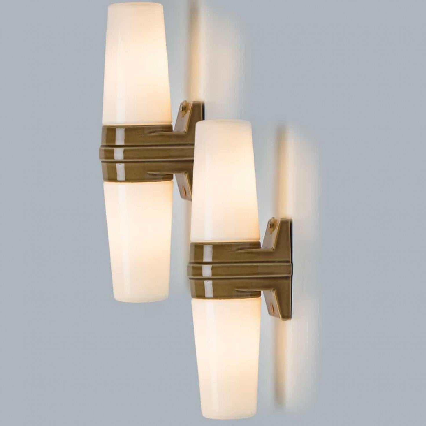 Mid-Century Modern Paire de lampes murales en céramique blanche et Brown, Suède, 1970 en vente