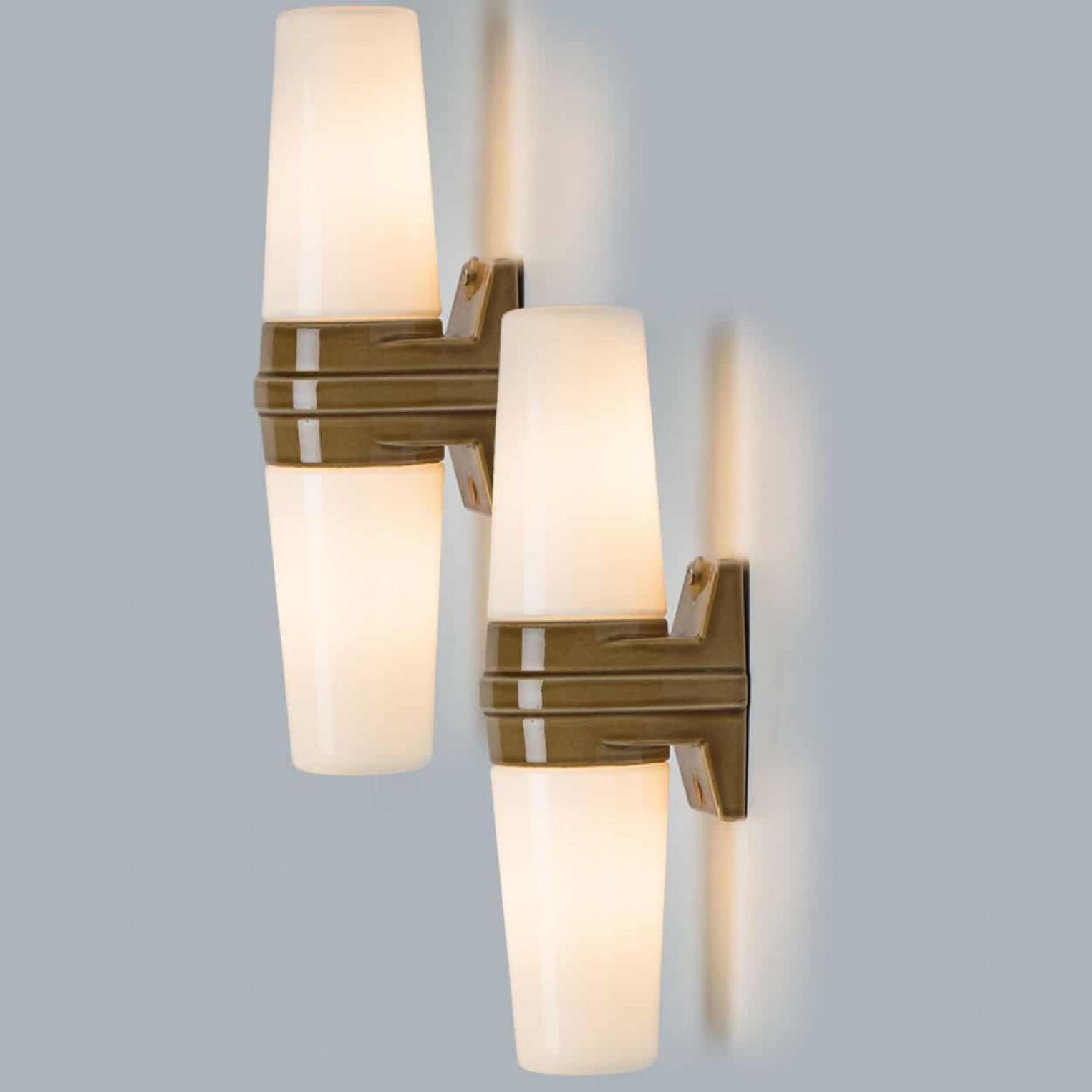 Mid-Century moderno Coppia di applique in ceramica bianca e marrone, Svezia, 1970 in vendita