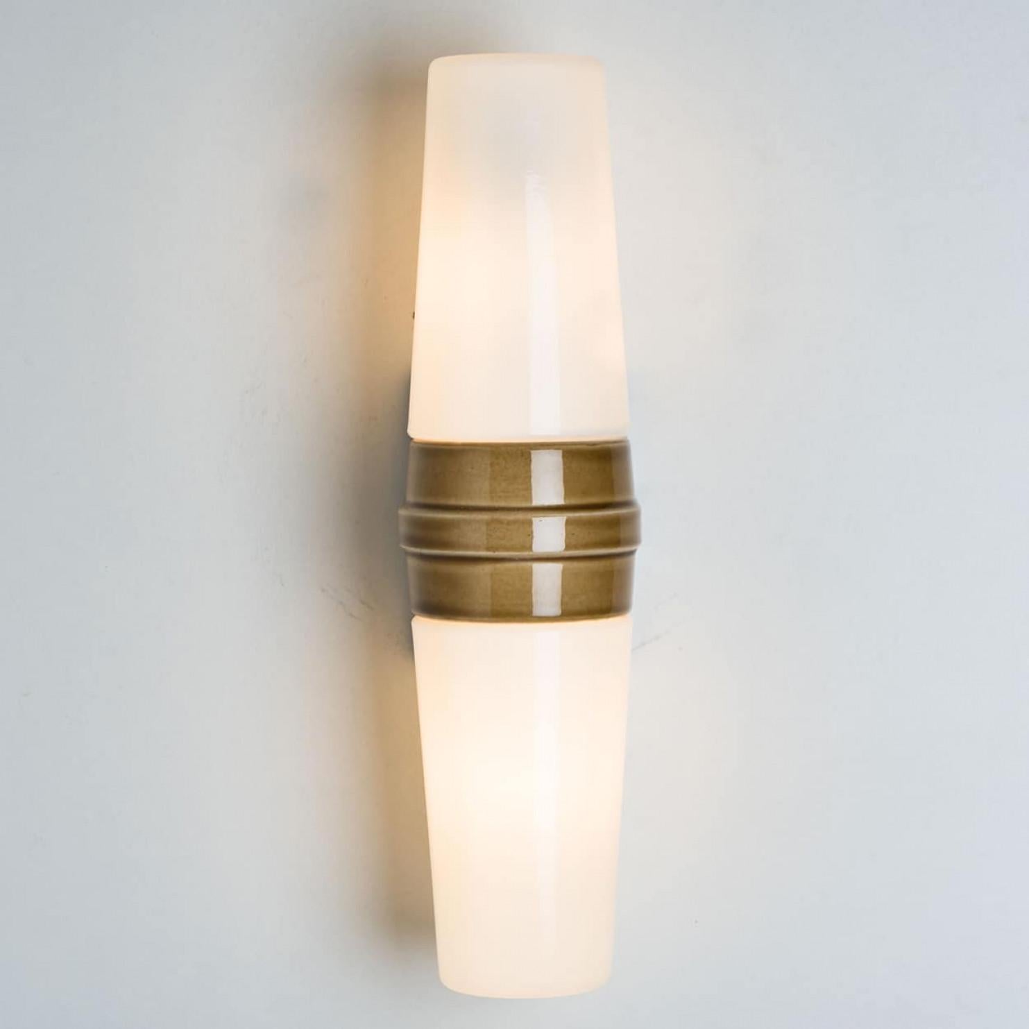 Vernissé Paire de lampes murales en céramique blanche et Brown, Suède, 1970 en vente