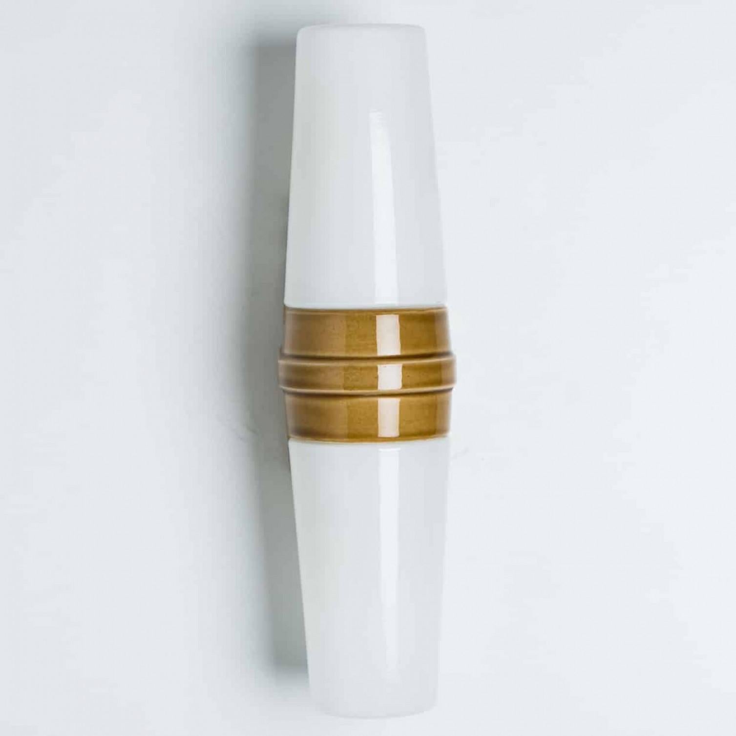 Smaltato Coppia di applique in ceramica bianca e marrone, Svezia, 1970 in vendita