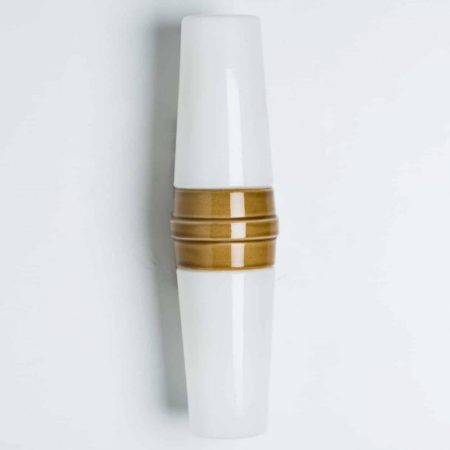 Vernissé Paire de lampes murales en céramique blanche et Brown, Suède, 1970 en vente
