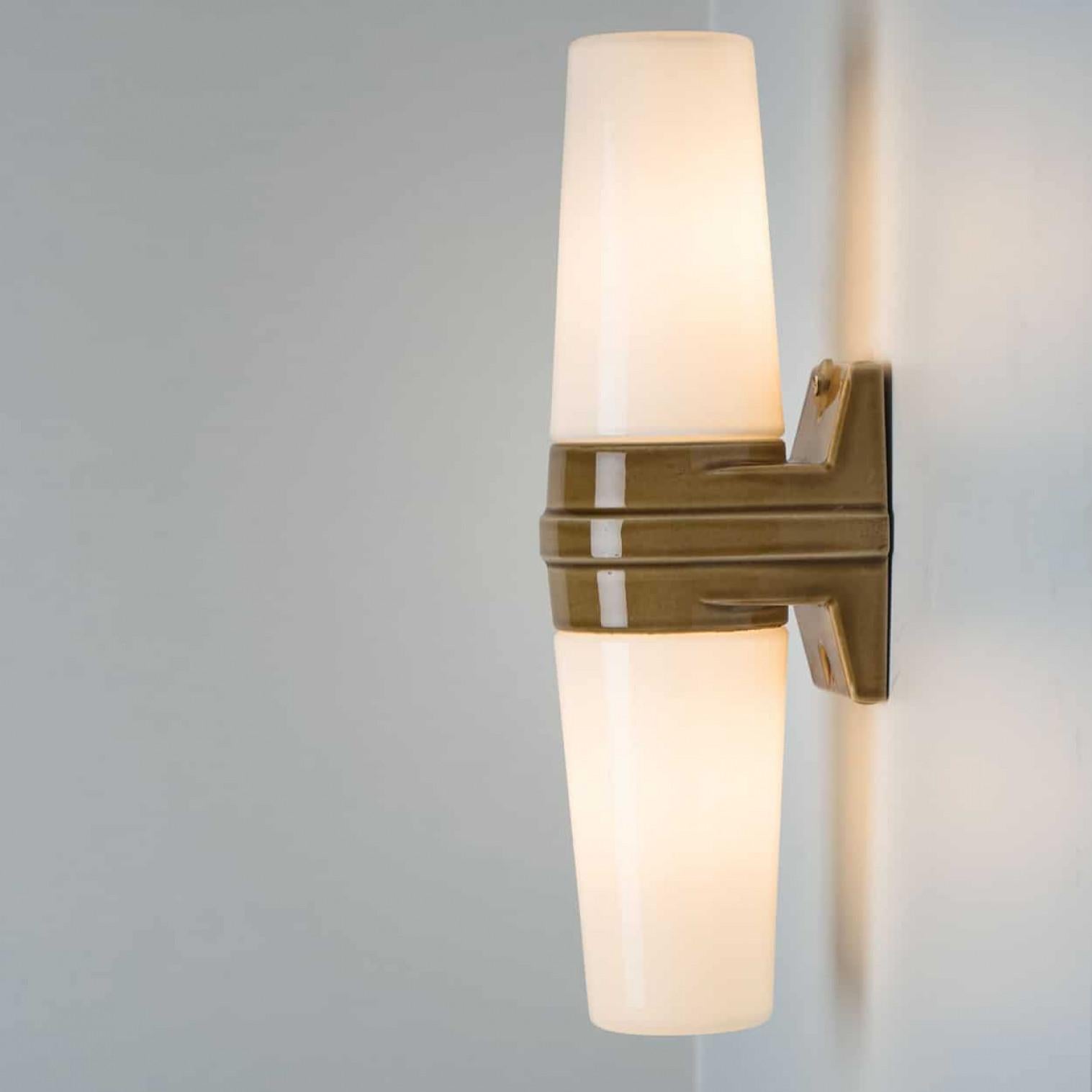 Paire de lampes murales en céramique blanche et Brown, Suède, 1970 Bon état - En vente à Rijssen, NL